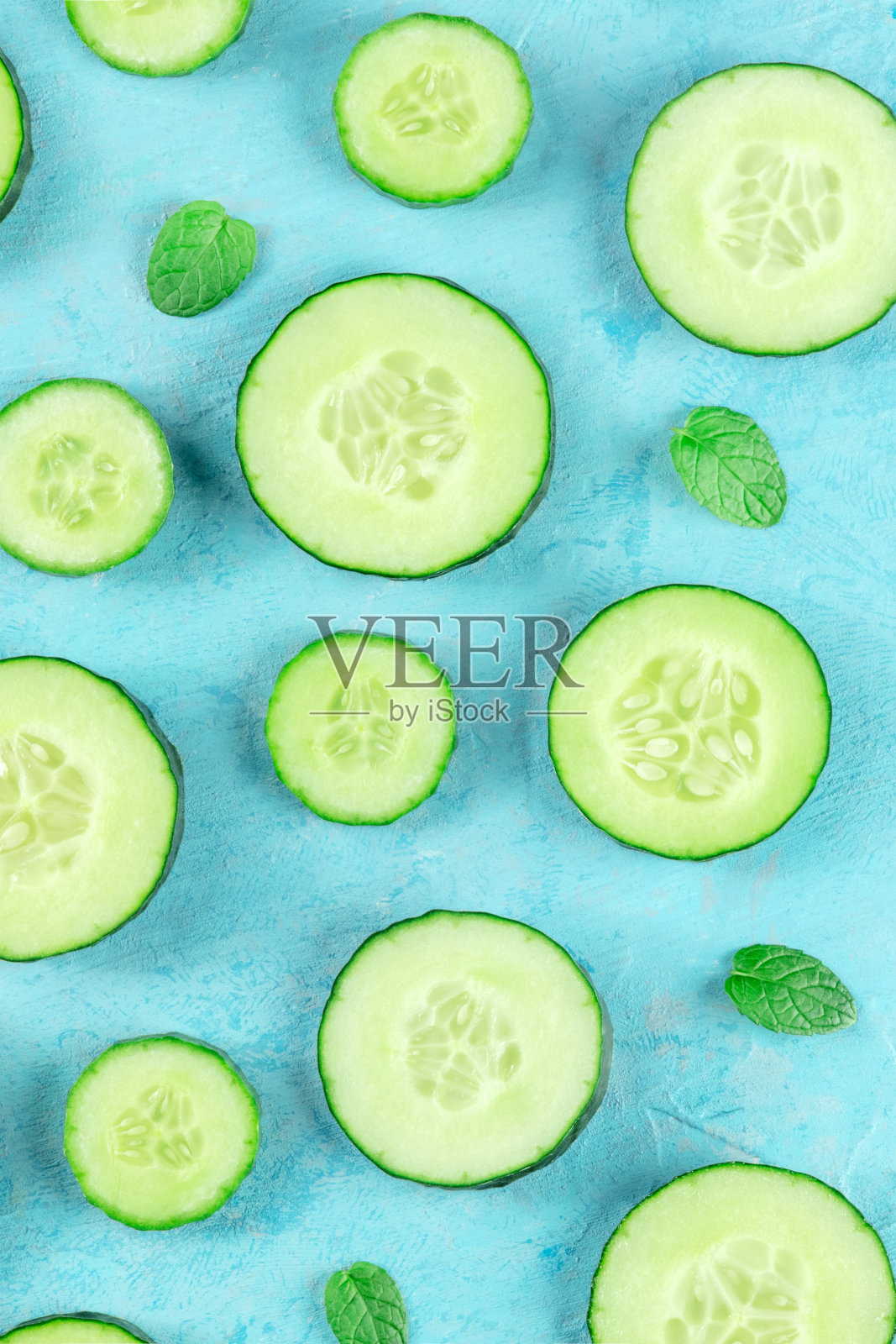 蓝色背景的新鲜黄瓜和薄荷，上图。健康有机食品照片摄影图片