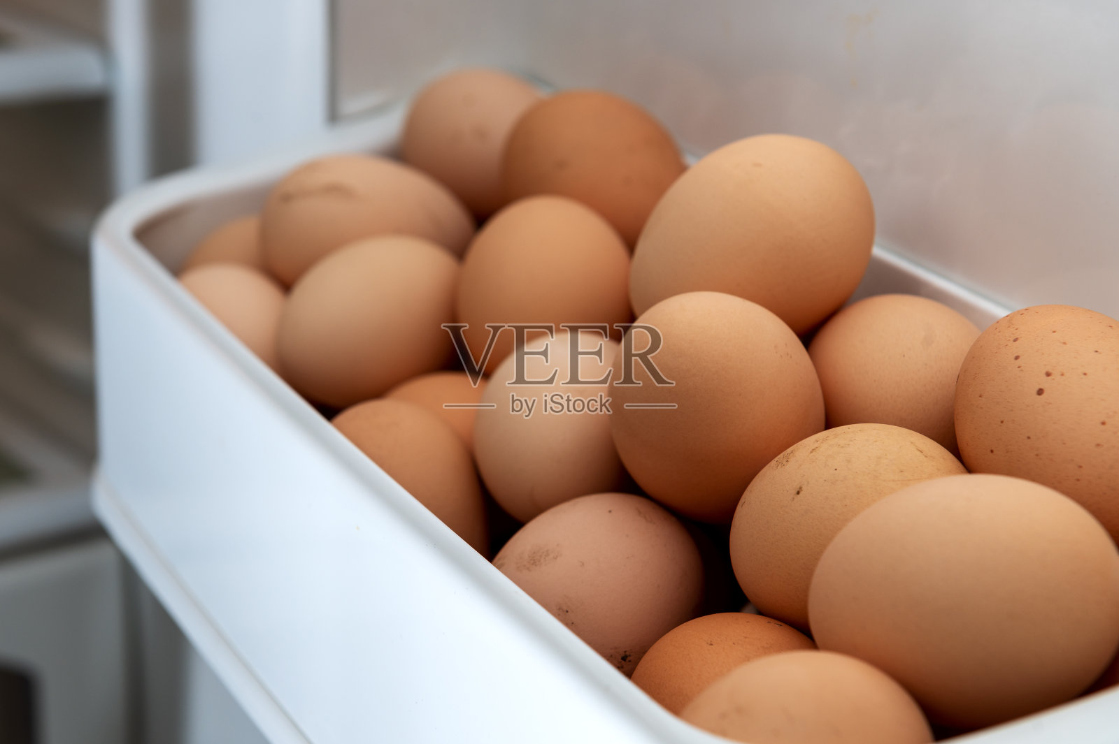 冰箱里有鸡蛋。准备复活节。照片摄影图片