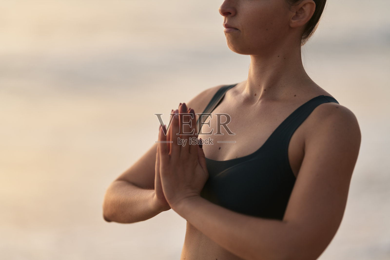 农作物妇女双手合十冥想照片摄影图片