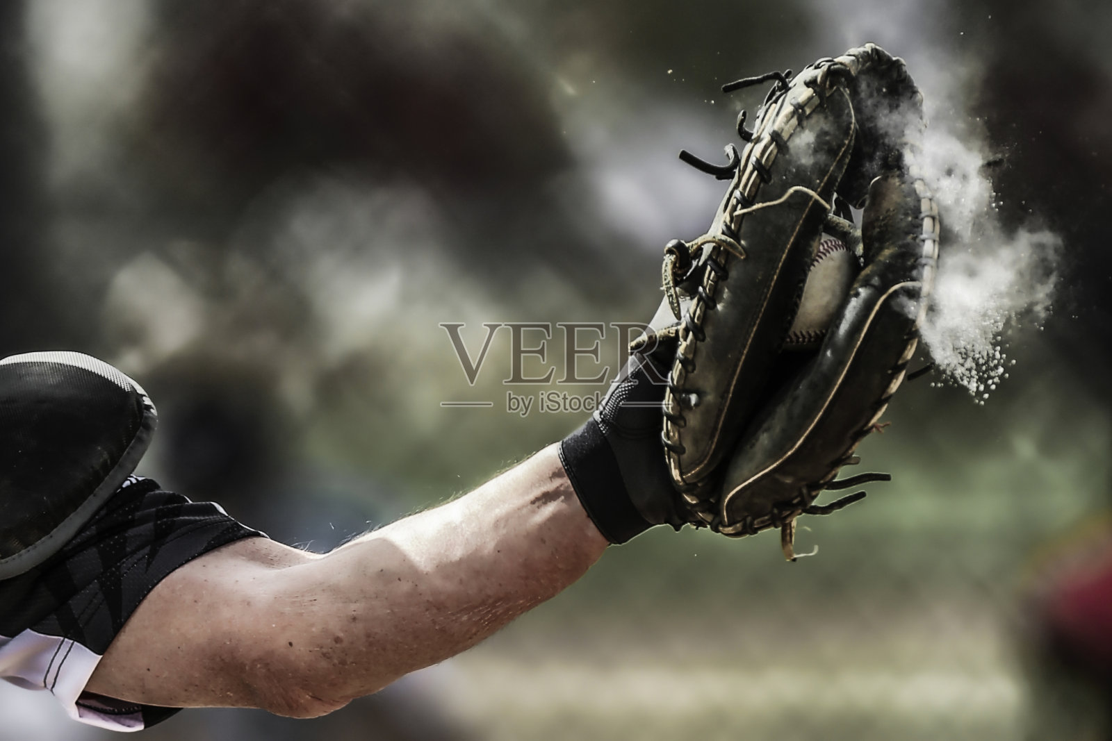 捕手米特，棒球和灰尘照片摄影图片