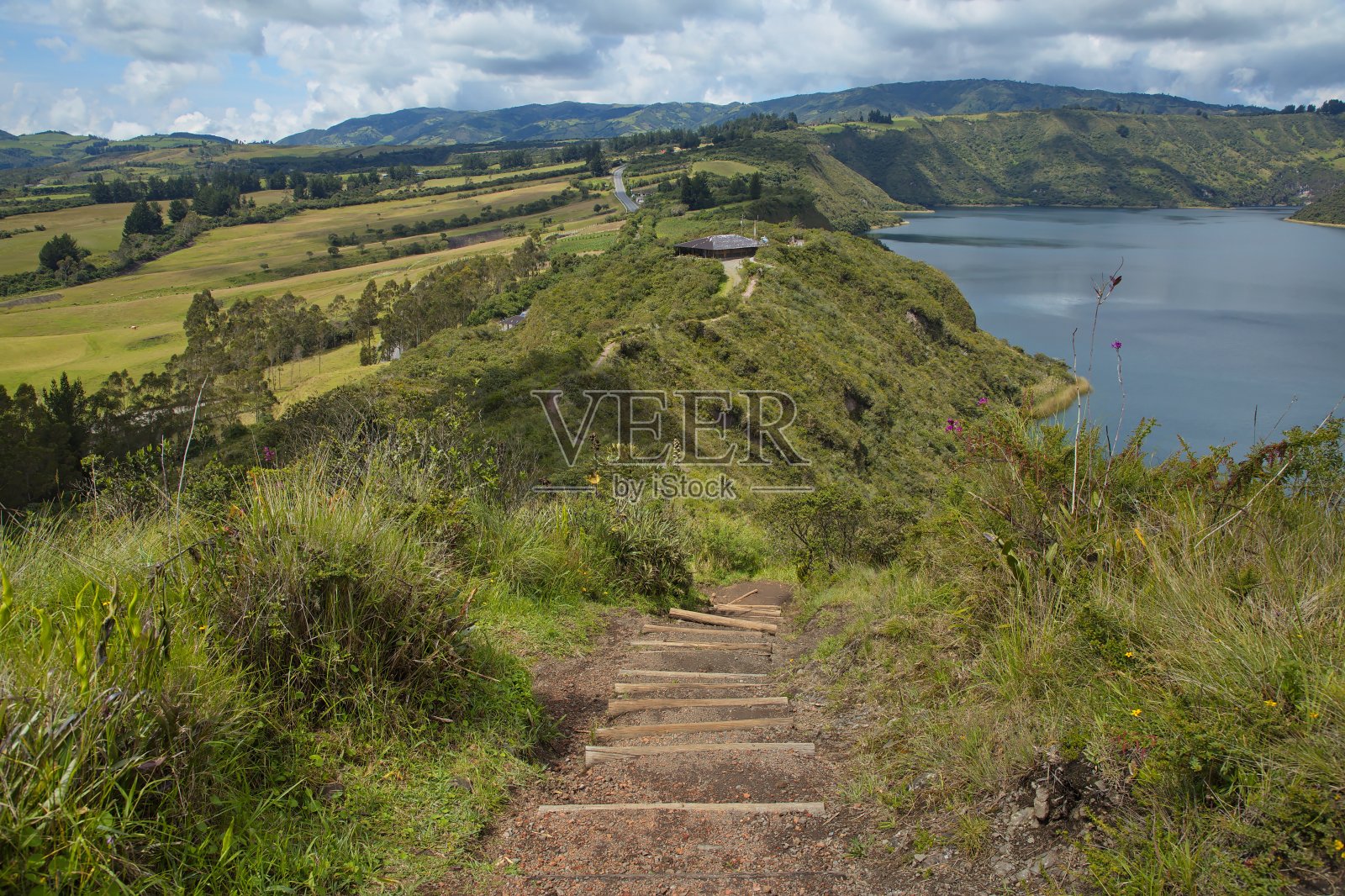 南美洲厄瓜多尔奥塔瓦洛西北部拉古纳·库科查的徒步路线照片摄影图片