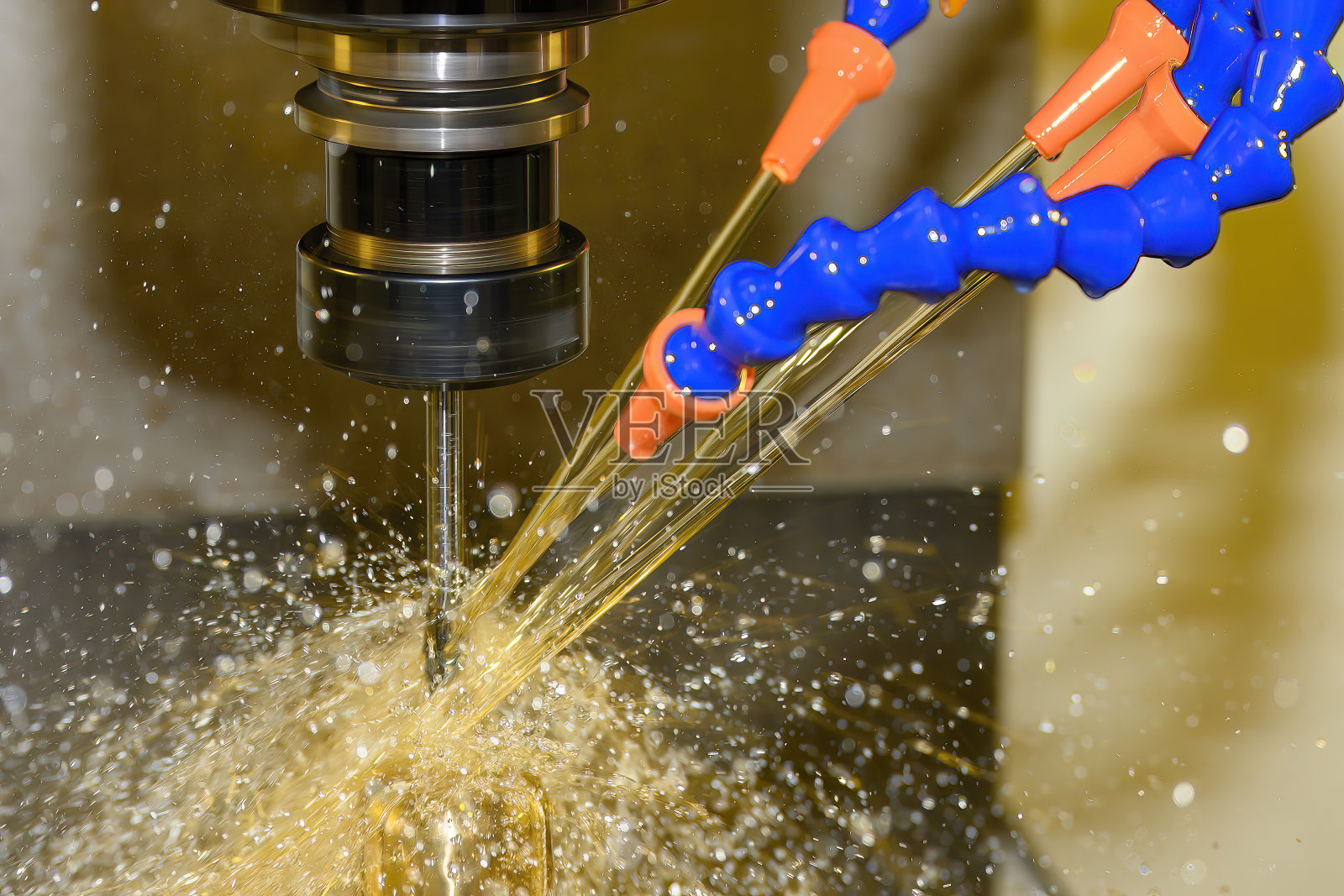 数控铣床用油冷却剂法切削轮胎模具零件。照片摄影图片