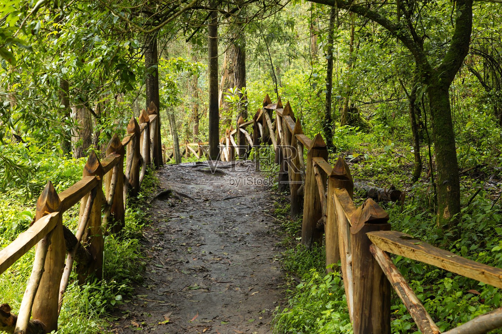 南美厄瓜多尔奥塔瓦洛东北部的Cascada de Peguche徒步旅行路线照片摄影图片