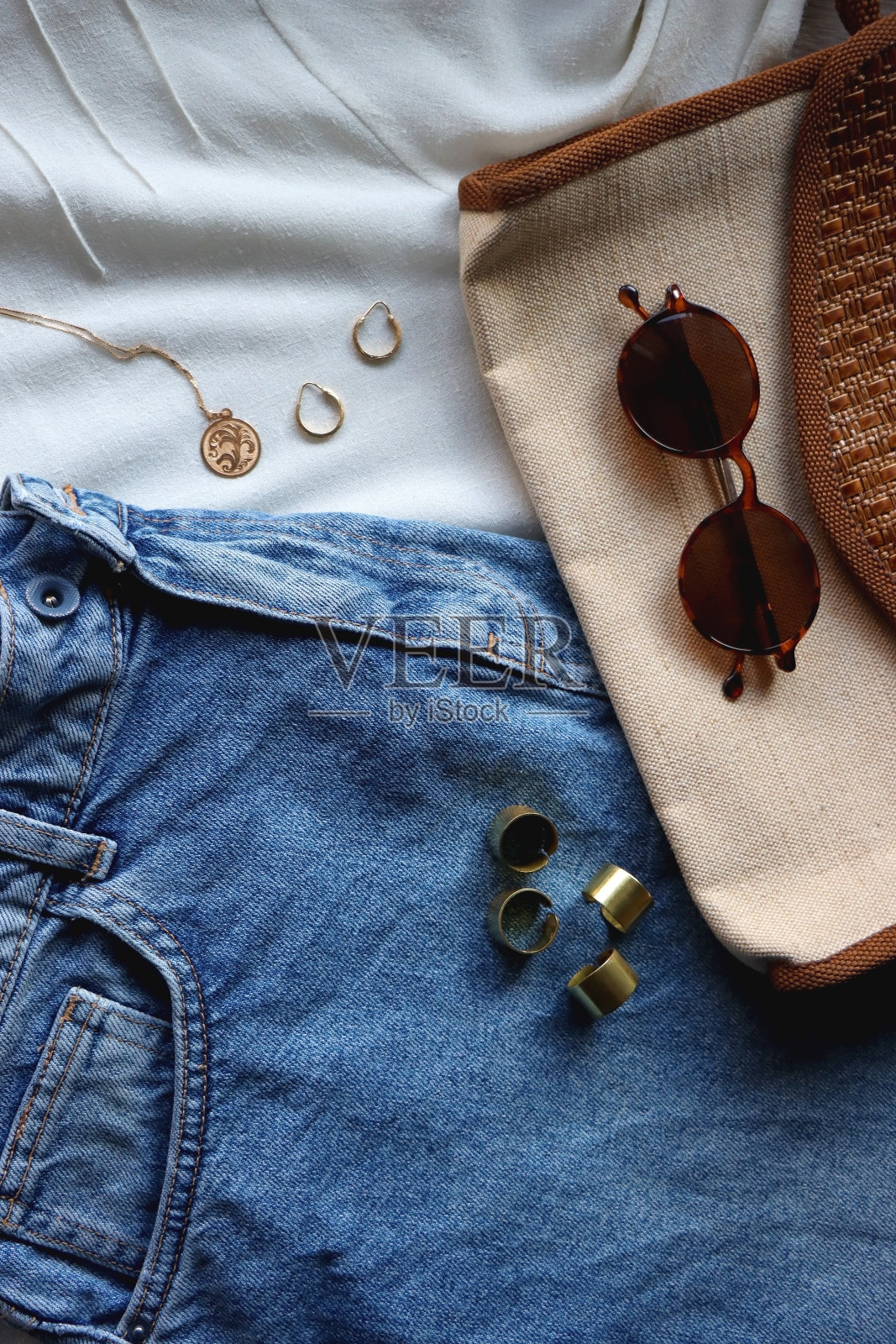 白衬衫，牛仔裙及配件照片摄影图片