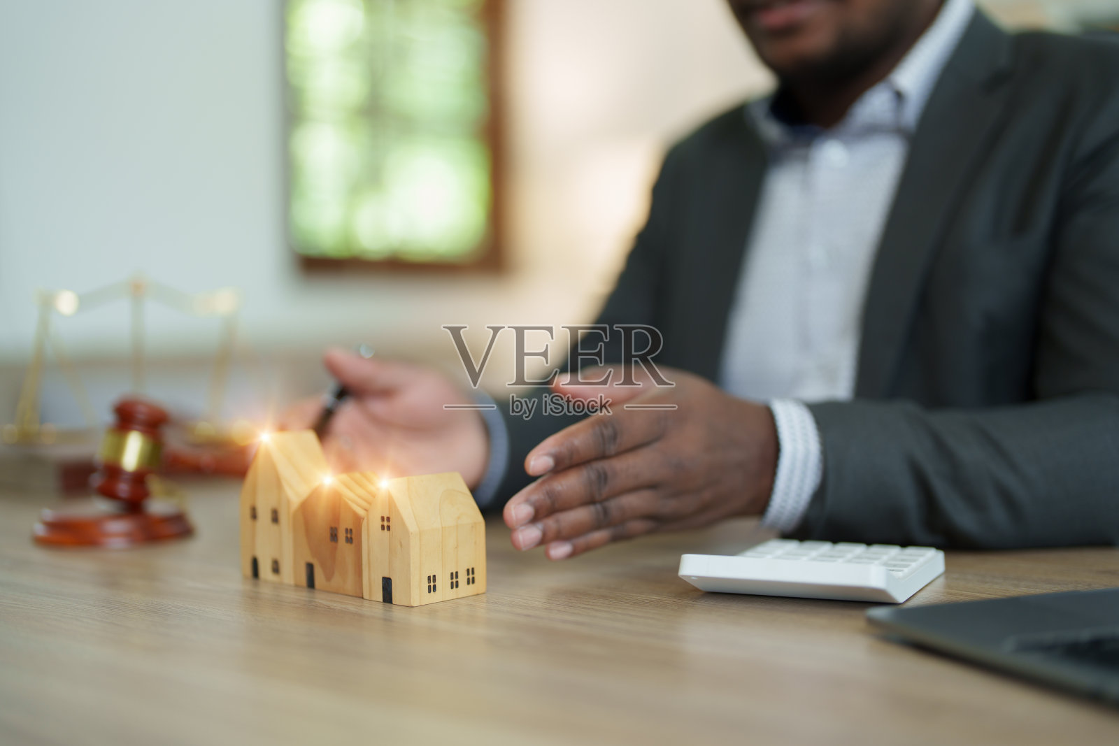 法律，法律顾问，协议，合同，律师，作为非洲裔美国律师，就诉讼事项提供咨询并签署合同，以接收客户的房屋和土地抵押投诉。概念的律师照片摄影图片