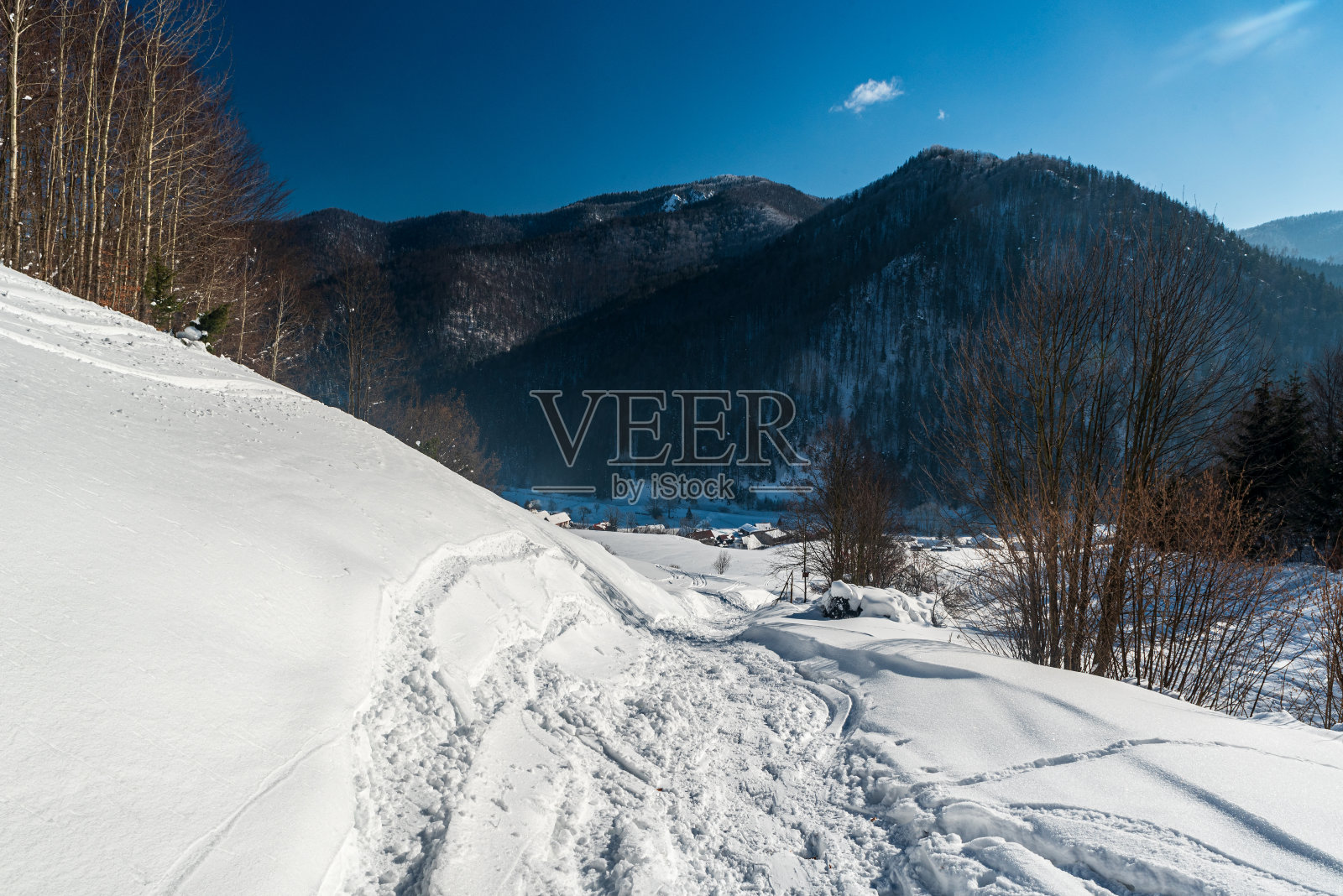 斯洛伐克Vysna Revuca村附近美丽的冬日照片摄影图片