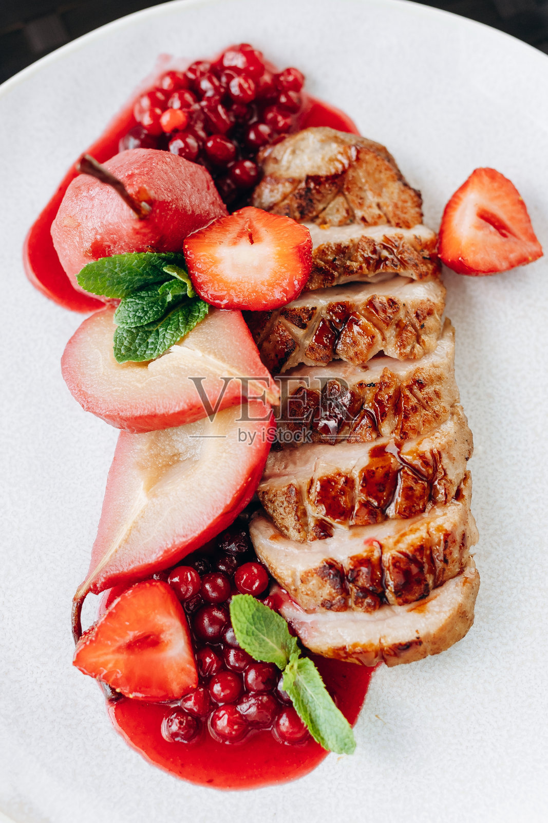 红莓酱梨草莓烤鸭。照片摄影图片