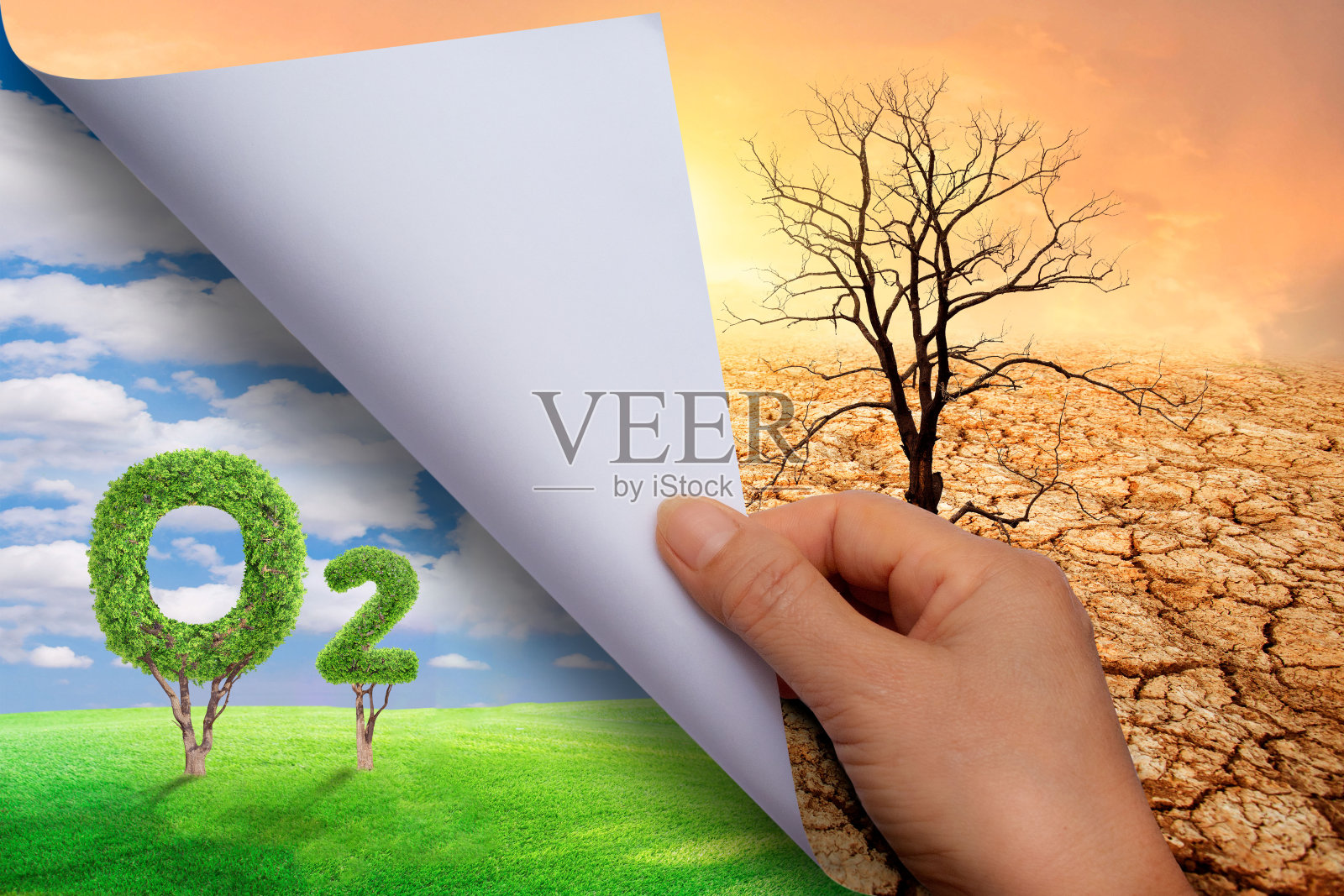 女人用手翻着纸。O2图标隐喻气候变化解决方案。全球变暖，基于可再生能源和无二氧化碳排放的可持续发展和绿色商业。照片摄影图片