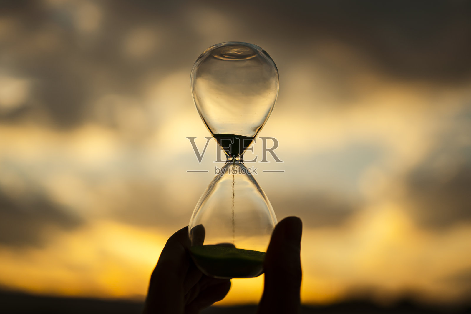 夕阳与玻璃沙漏剪影照片摄影图片