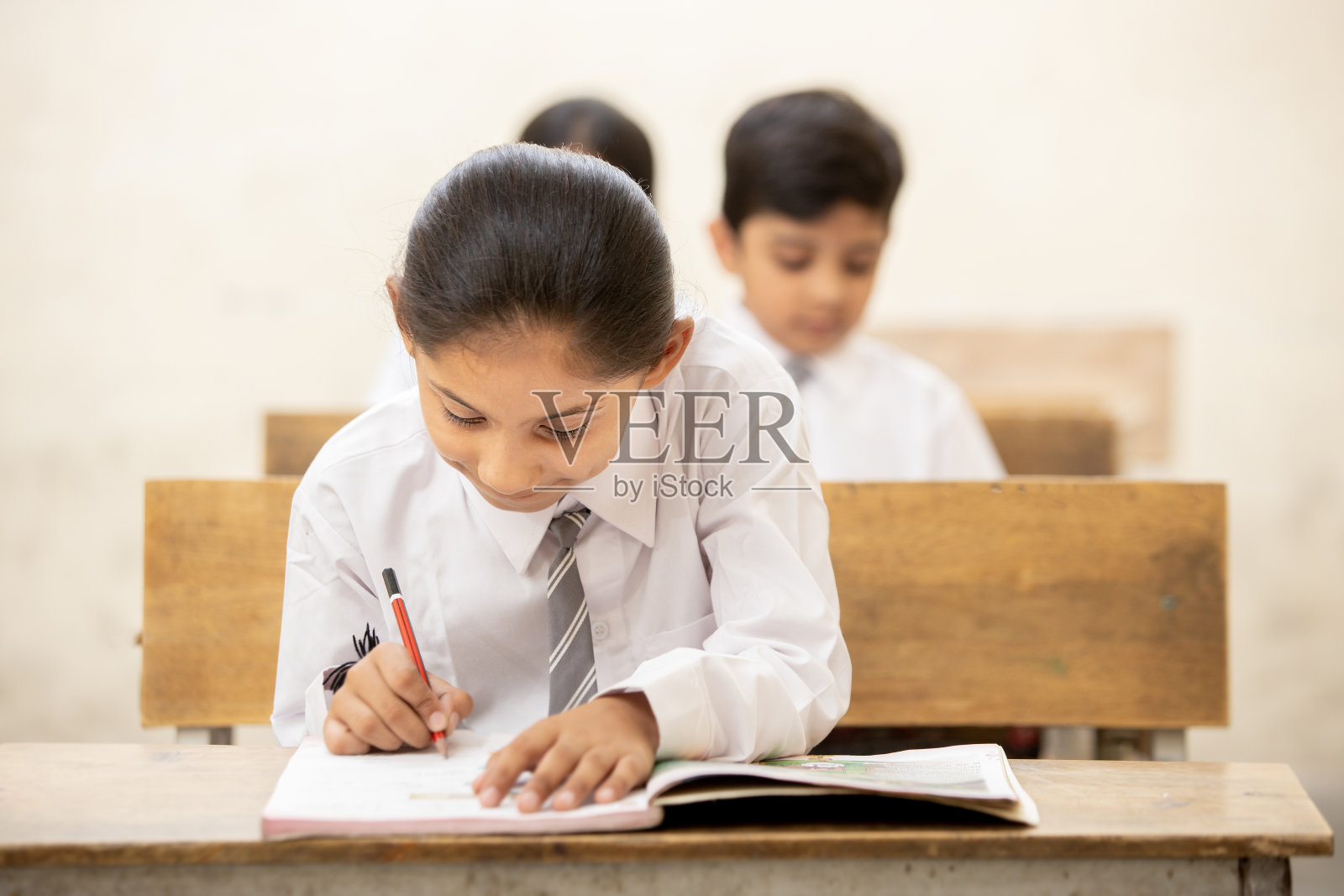 印度女学生在教室里学习，写笔记，学校和教育理念照片摄影图片