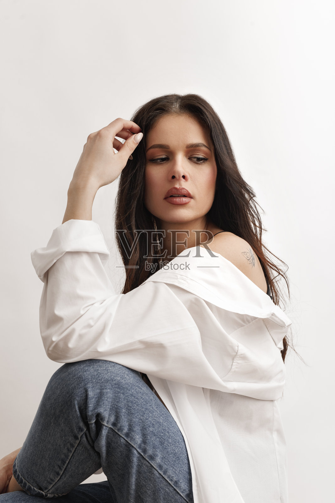 迷人的肖像美女模特与新鲜的日常化妆和浪漫的发型在白色背景。照片摄影图片