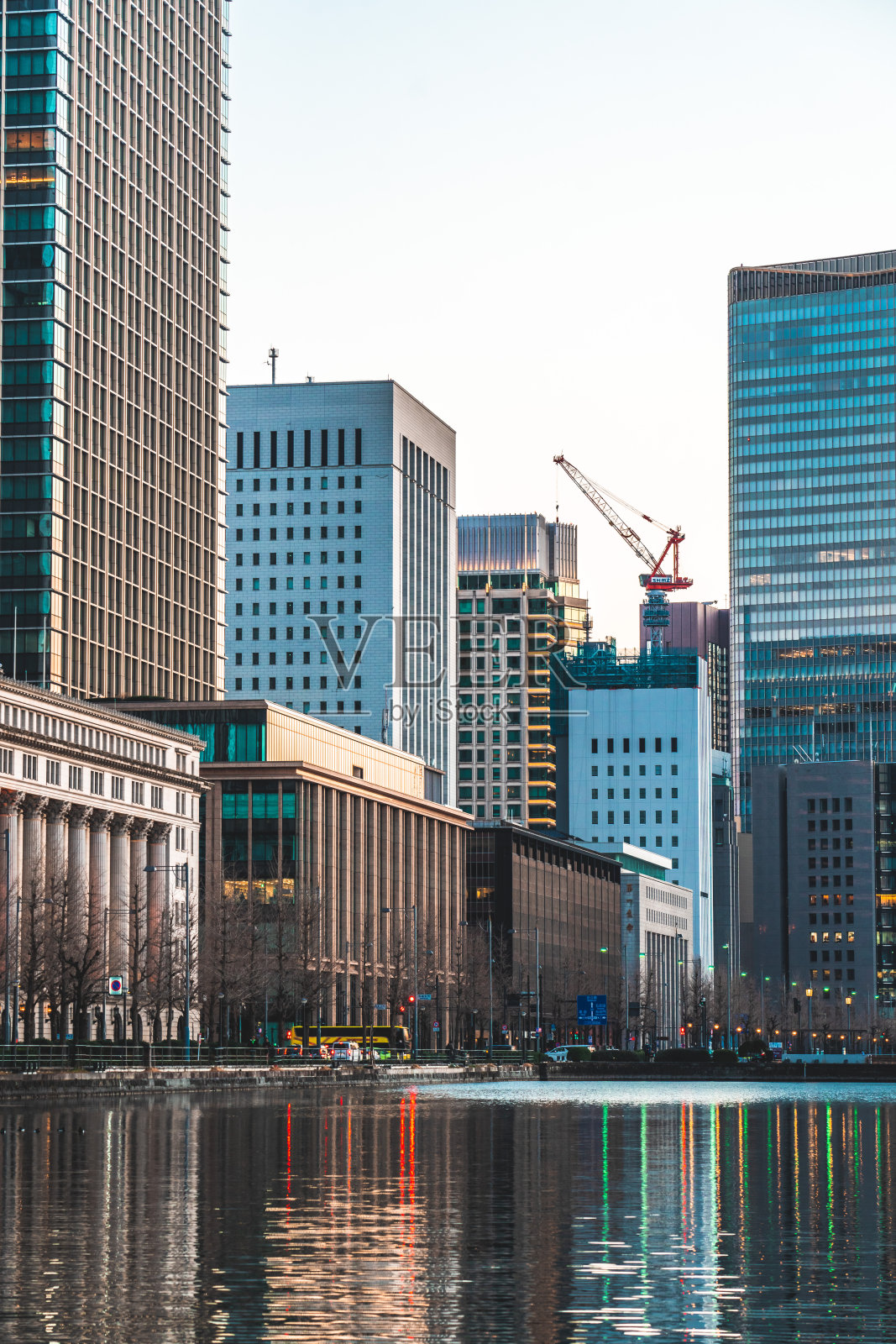 丸之内区摩天大楼在水中的倒影照片摄影图片