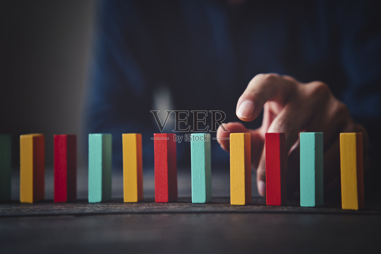 彩色多米诺骨牌和男性手照片摄影图片