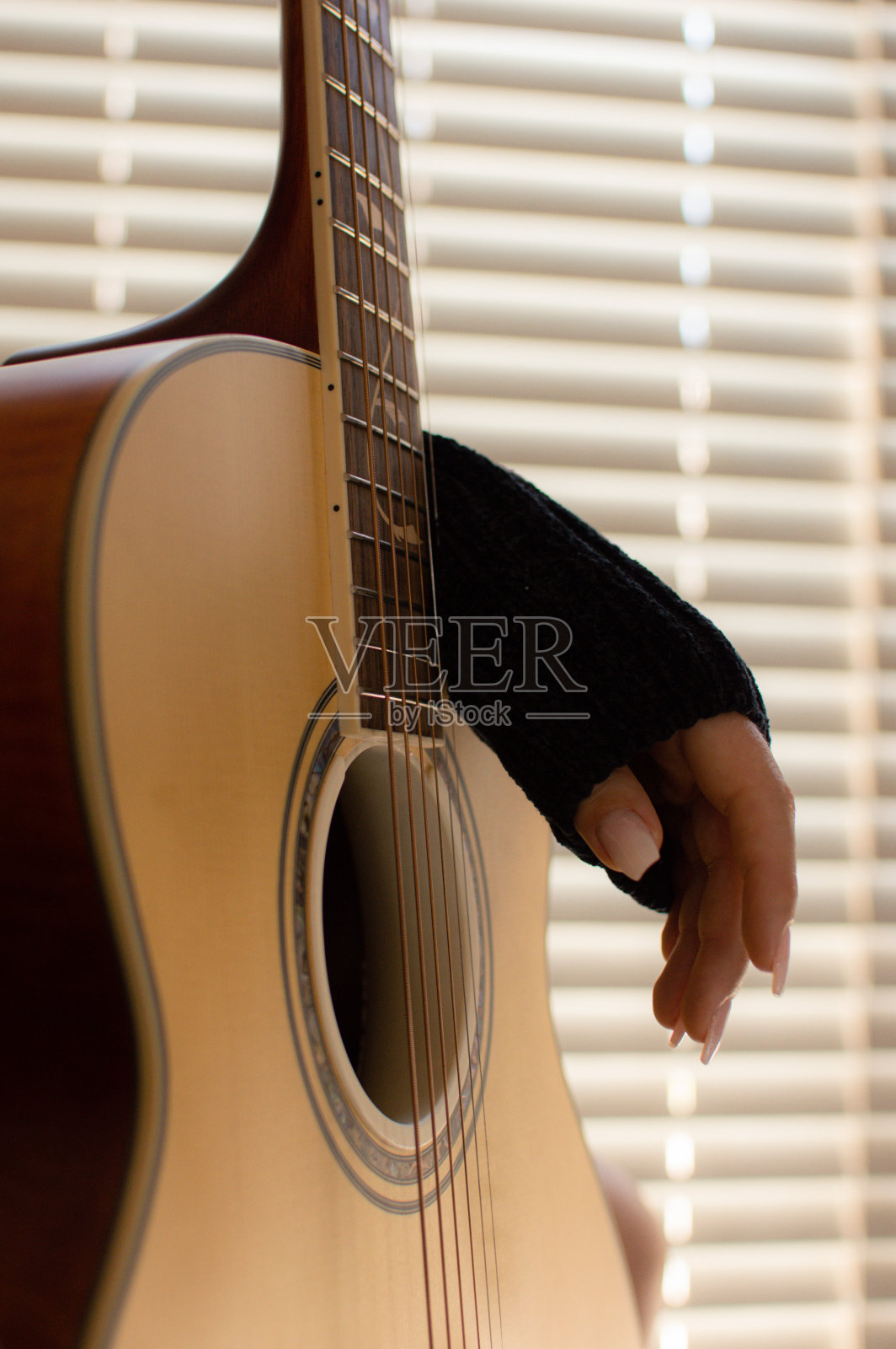 手悬在吉他上照片摄影图片