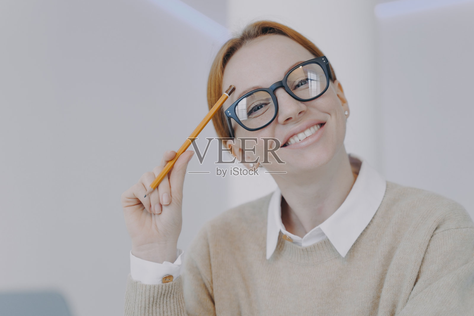 满意的女孩正在学习，阅读和做笔记。远程学习或远程工作的概念。照片摄影图片