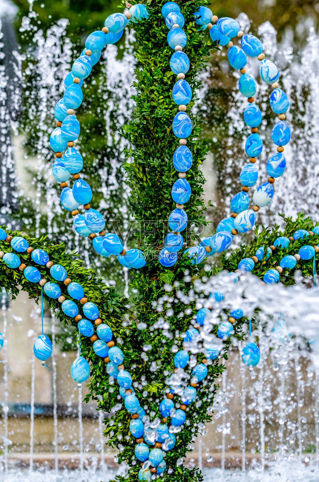 井旁典型的巴伐利亚复活节装饰照片摄影图片