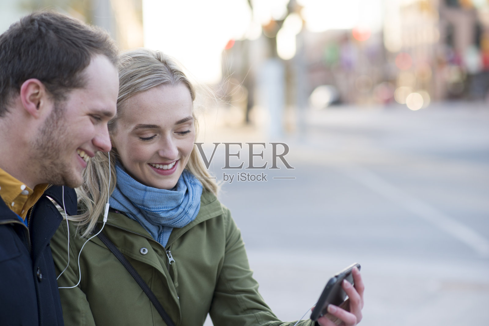 在户外看电影照片摄影图片