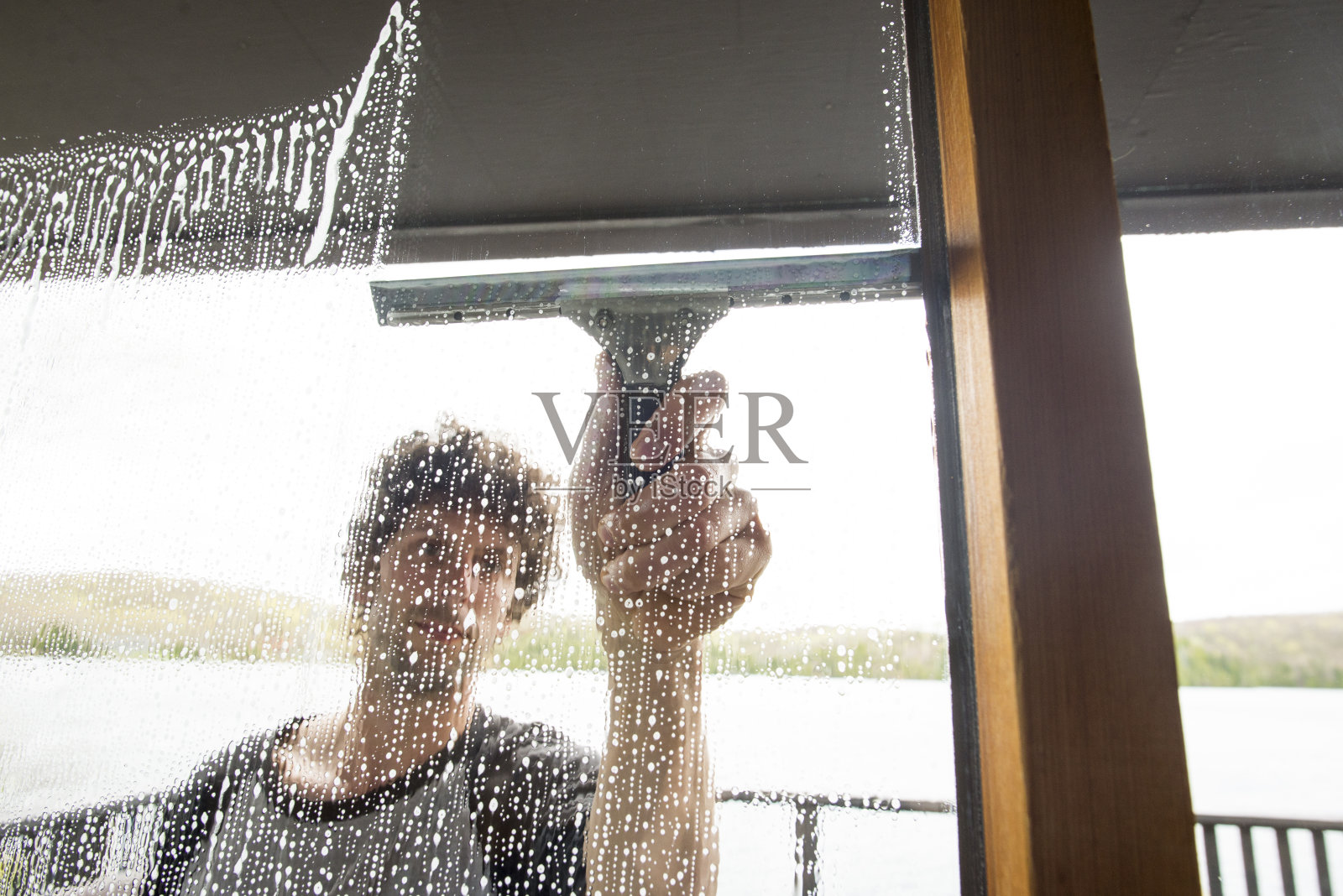 一个擦窗工人的生活照片摄影图片