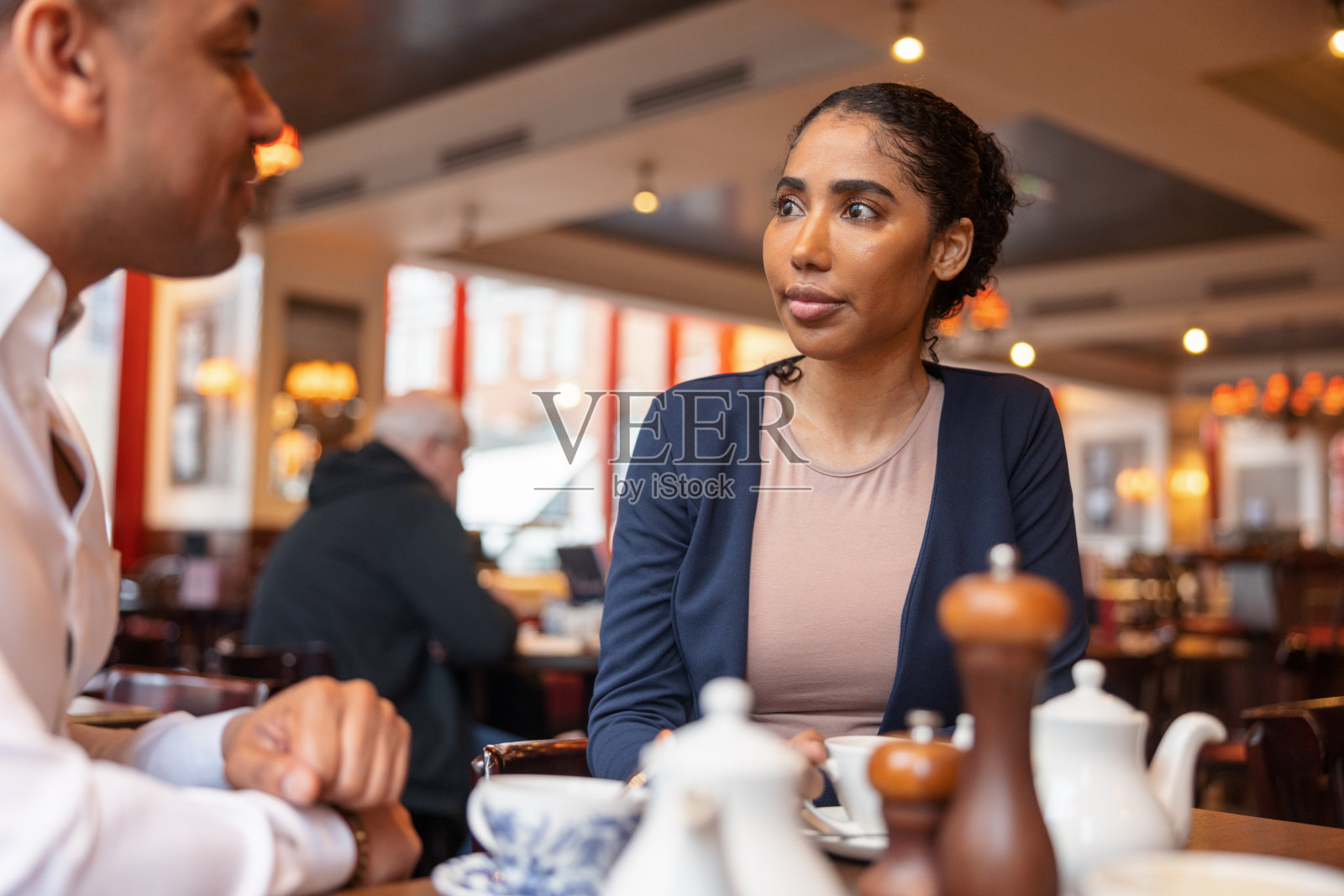 Dark-Skinned Friends Having Some Drinks At A Café照片摄影图片