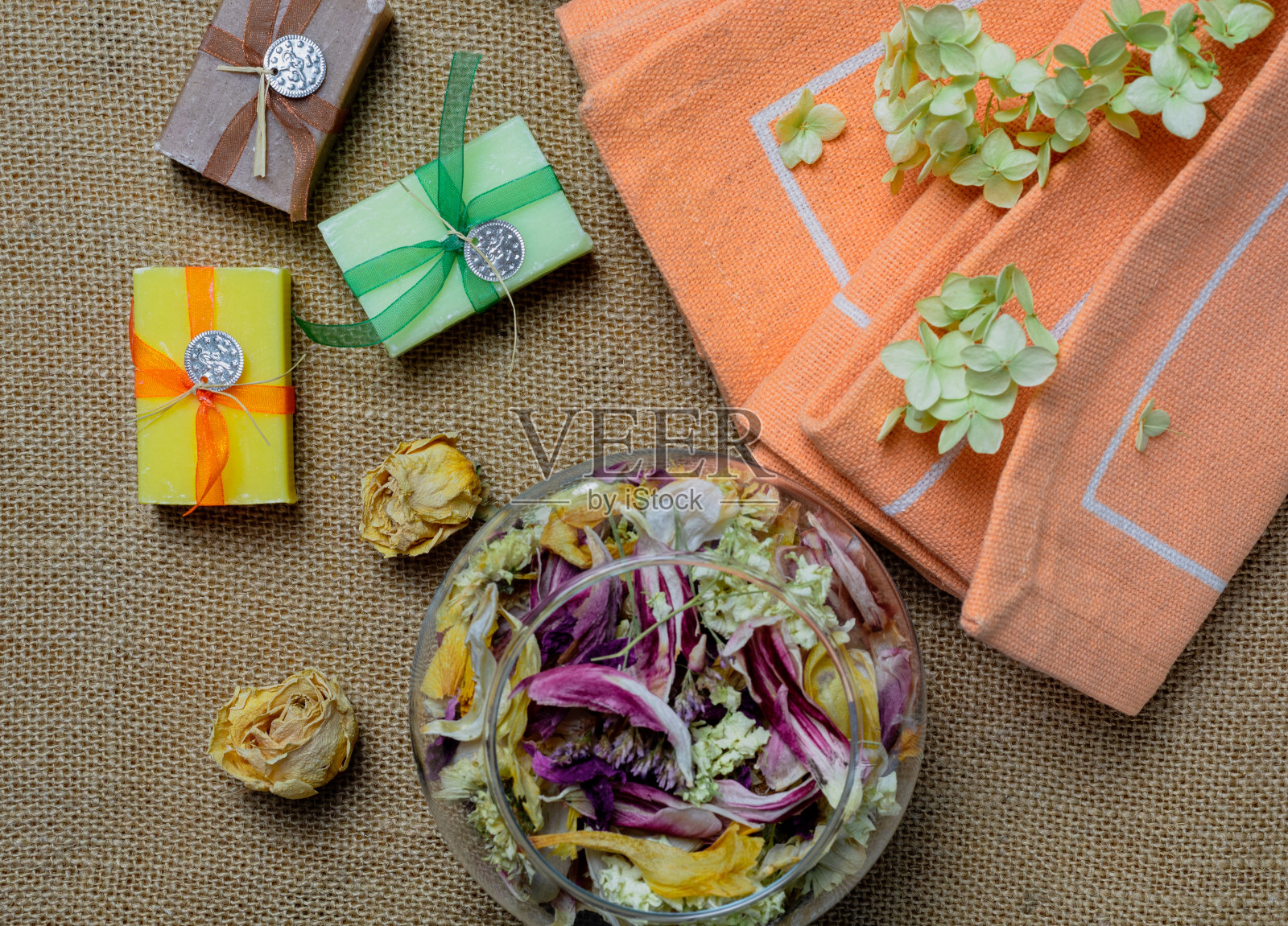 温泉概念与天然有机手工肥皂。保湿护肤和芳香疗法。温和的身体治疗。照片摄影图片