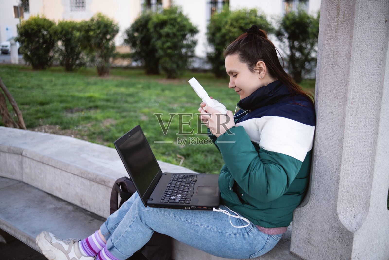 在公园使用笔记本电脑是另一种工作方式照片摄影图片