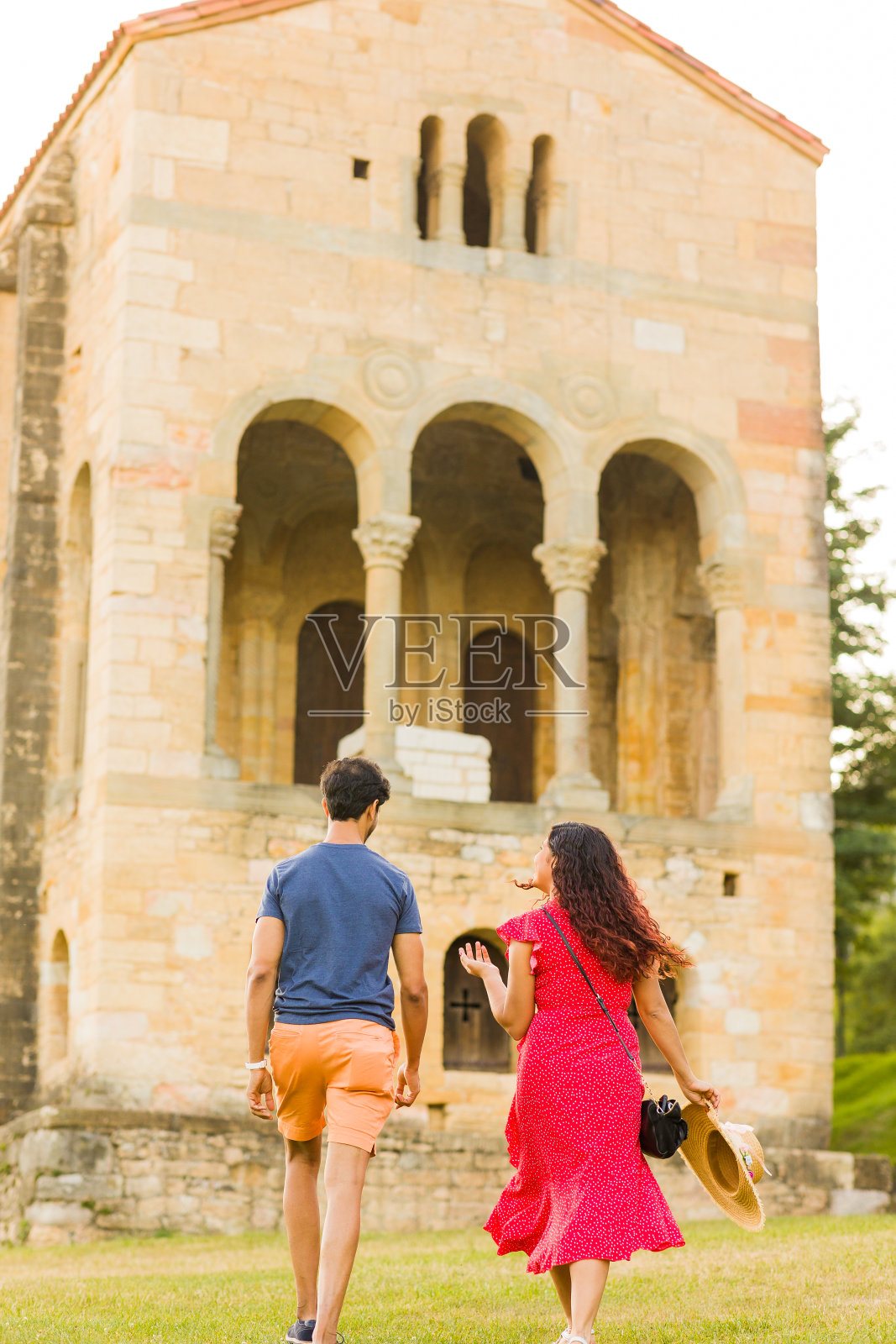 难以辨认的夫妇旅游旅行肖像在圣玛丽亚德尔纳兰科，奥维耶多，阿斯图里亚斯。照片摄影图片
