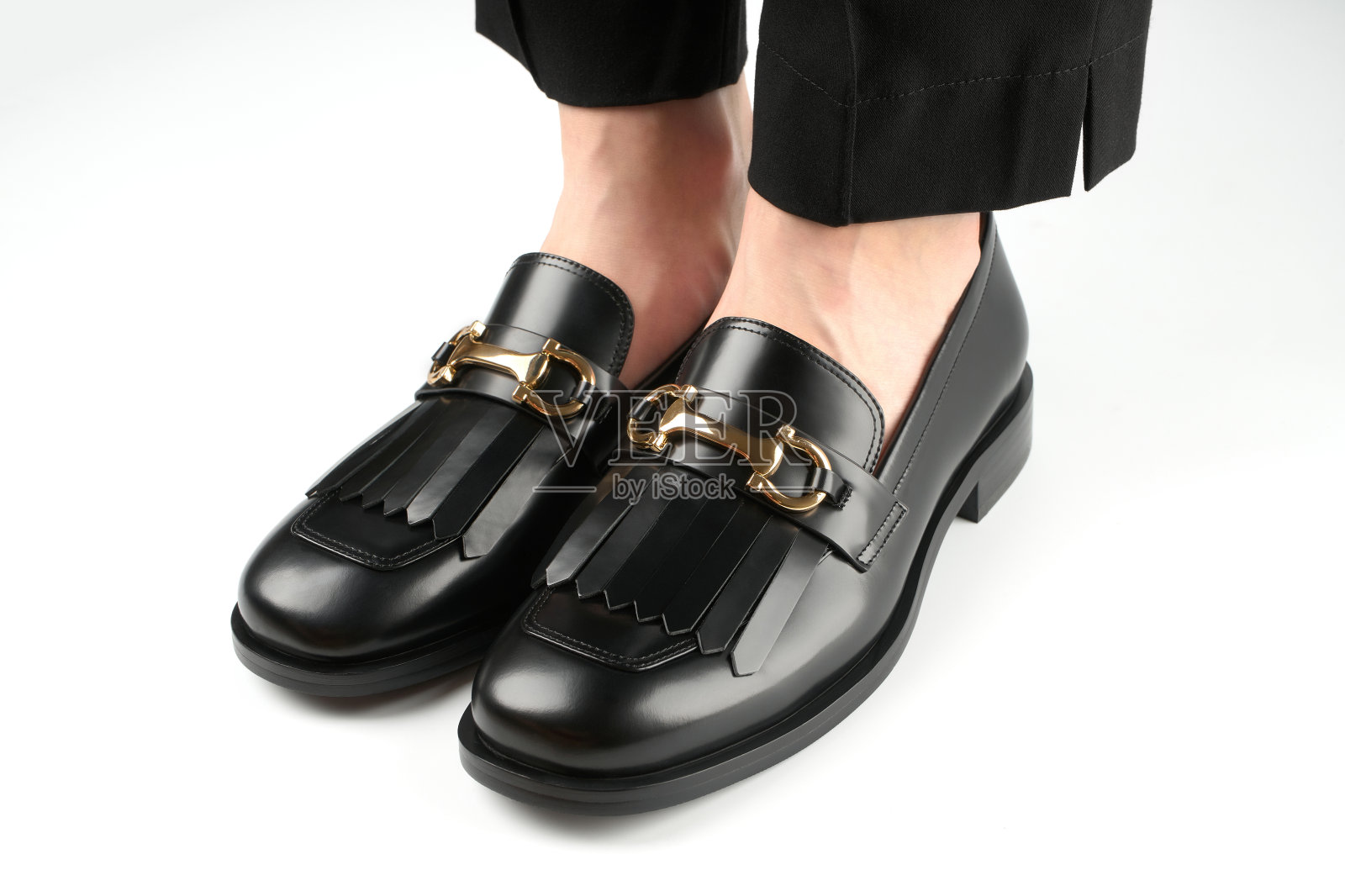 白色背景上孤立的乐福鞋。一双时尚昂贵的现代皮革黑色乐福鞋。白色女鞋的时尚概念照片摄影图片