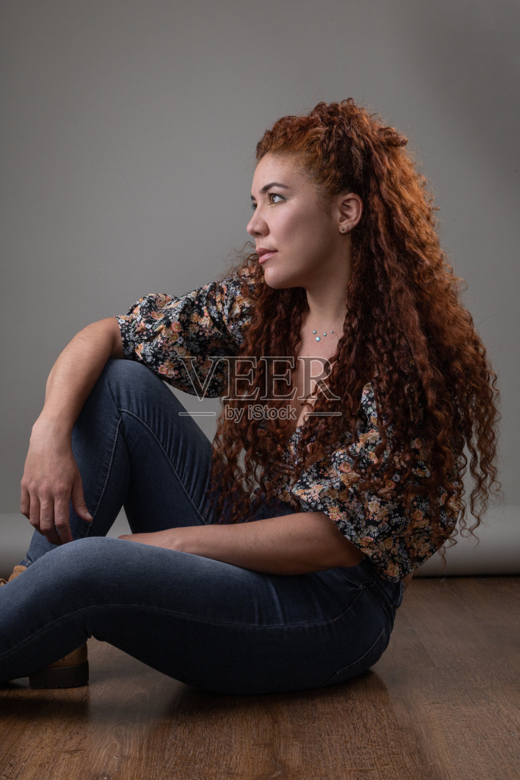 美丽的年轻女子的生活方式与卷曲，红色，长发，自然美丽的模型与侧面脸摆姿势照片摄影图片