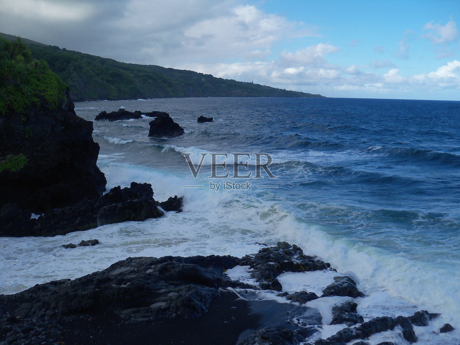 夏威夷岩石海滩上的波浪照片摄影图片