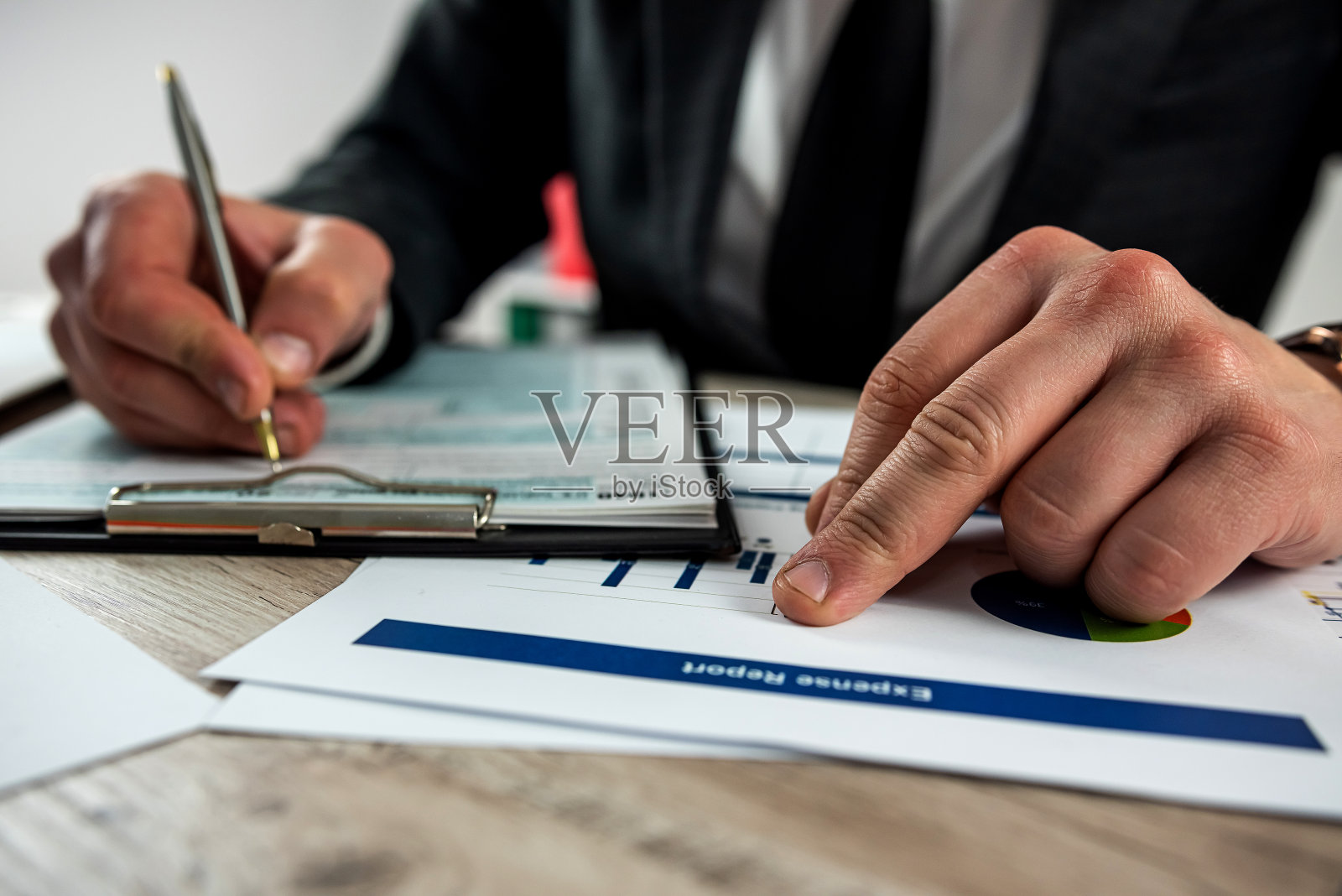 带着1040税单和商业报告在办公室工作照片摄影图片