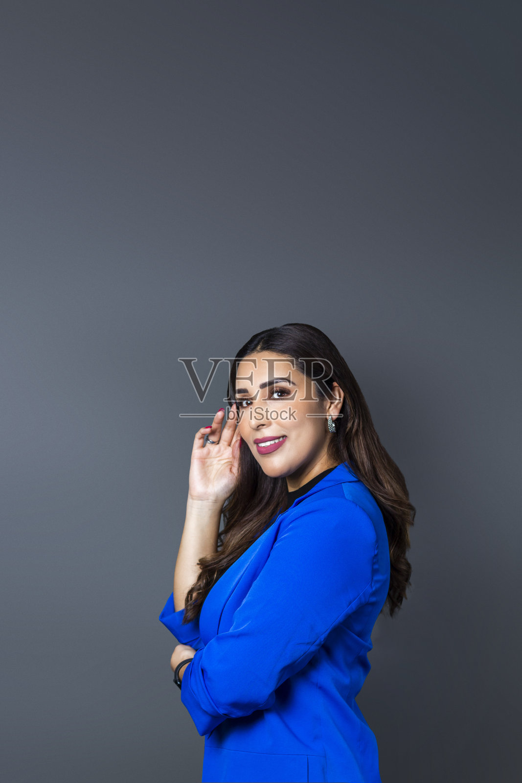 微笑的拉丁女商人看着相机的肖像照片摄影图片