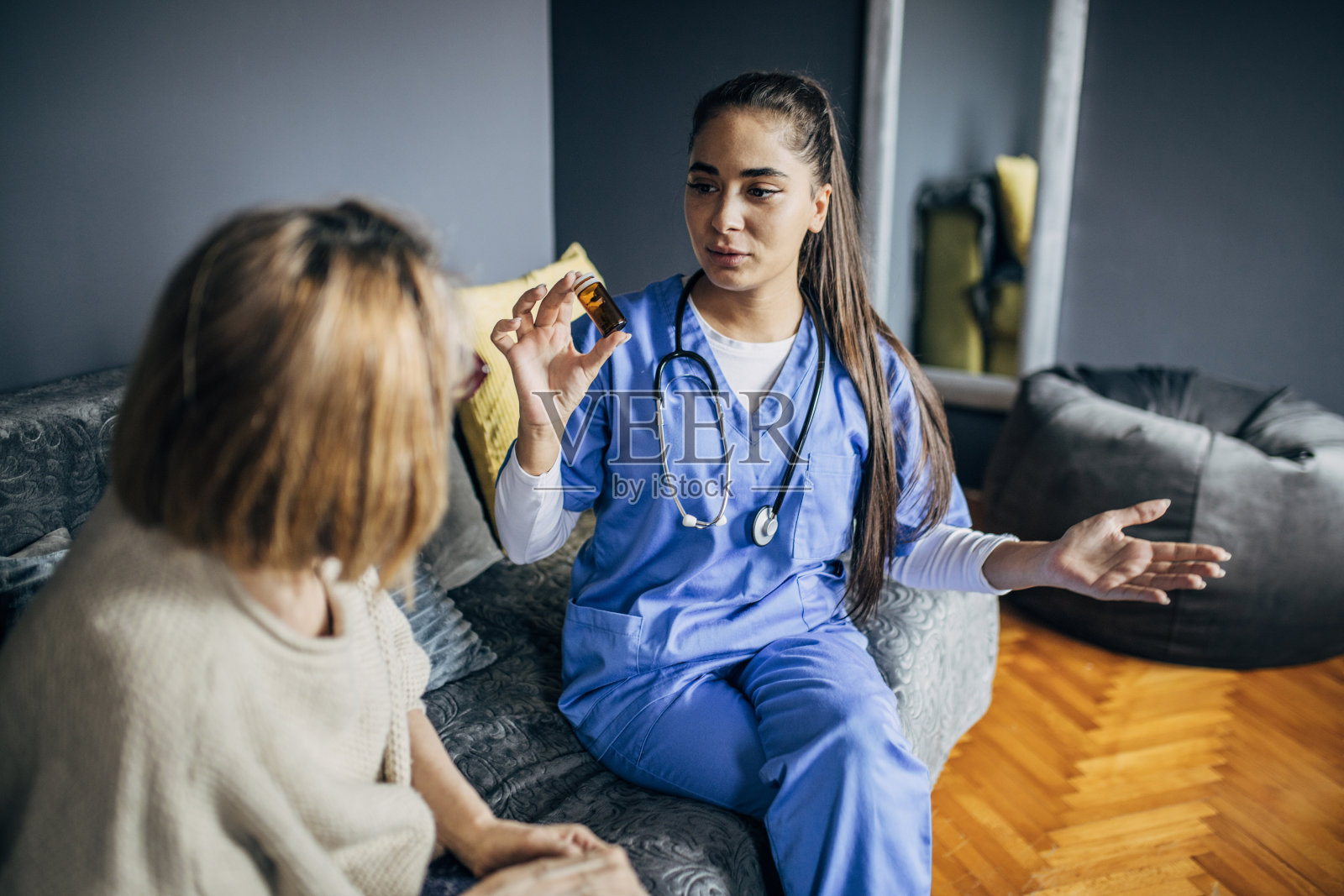 护士在家访期间与病人交谈照片摄影图片