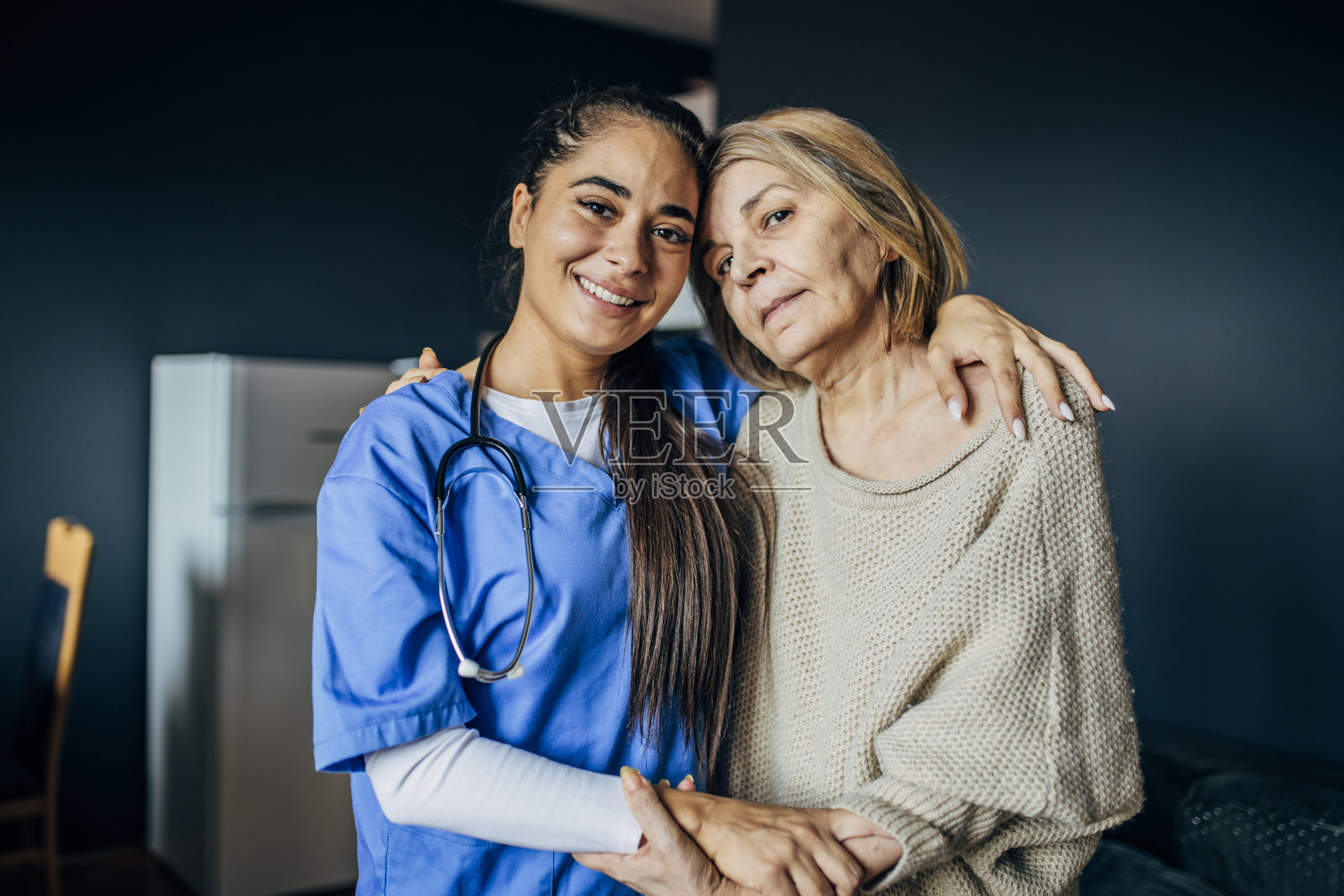 护士和老病人拥抱在一起照片摄影图片