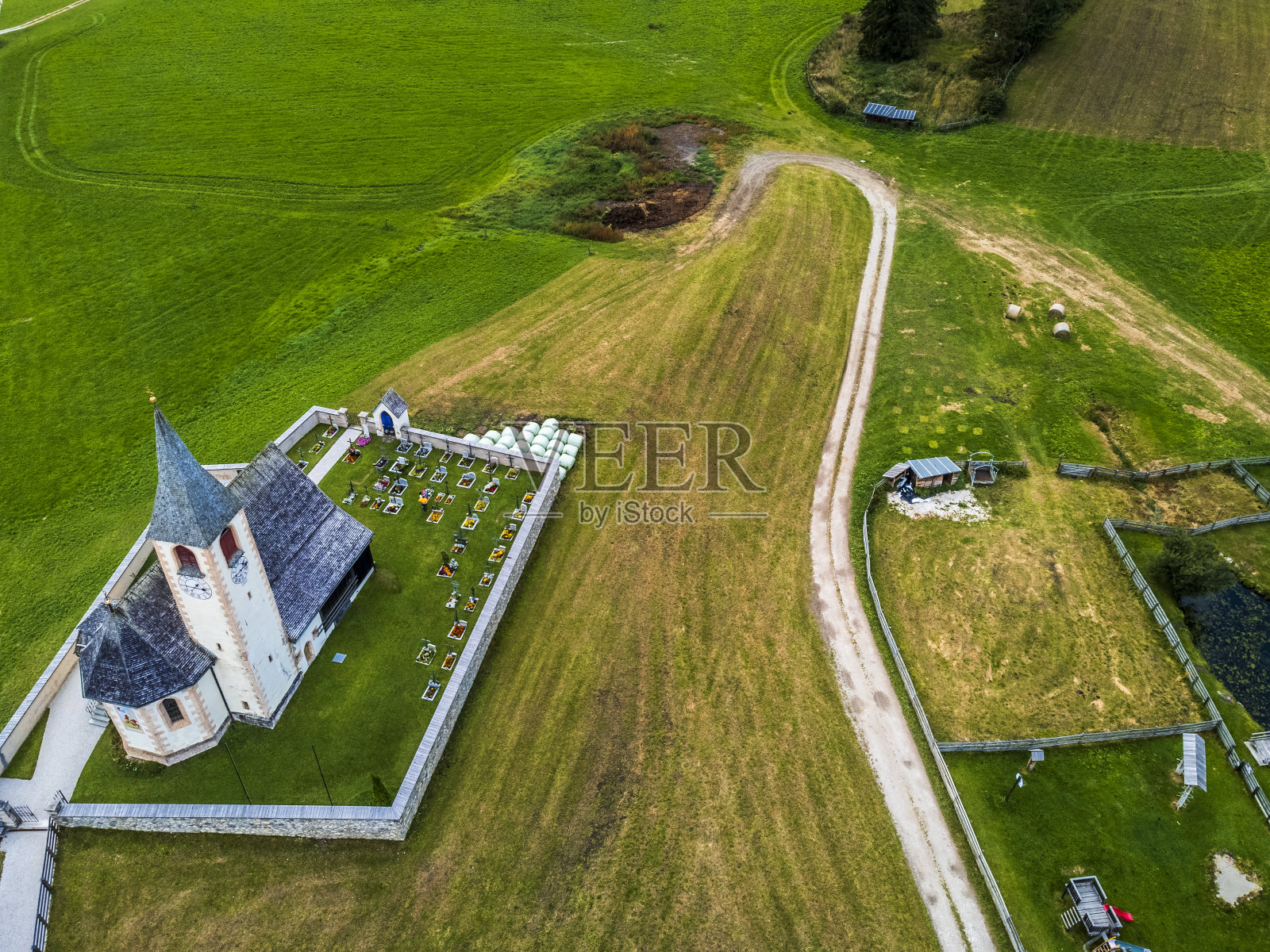 布雷斯湖及其山谷的秋天。照片摄影图片