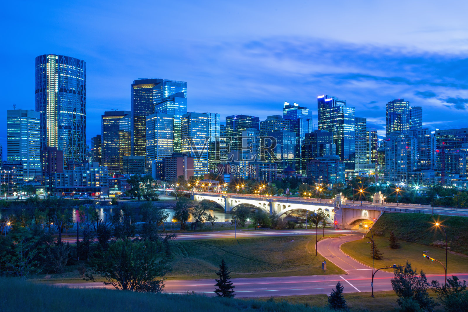 黄昏的卡尔加里天际线。照片摄影图片