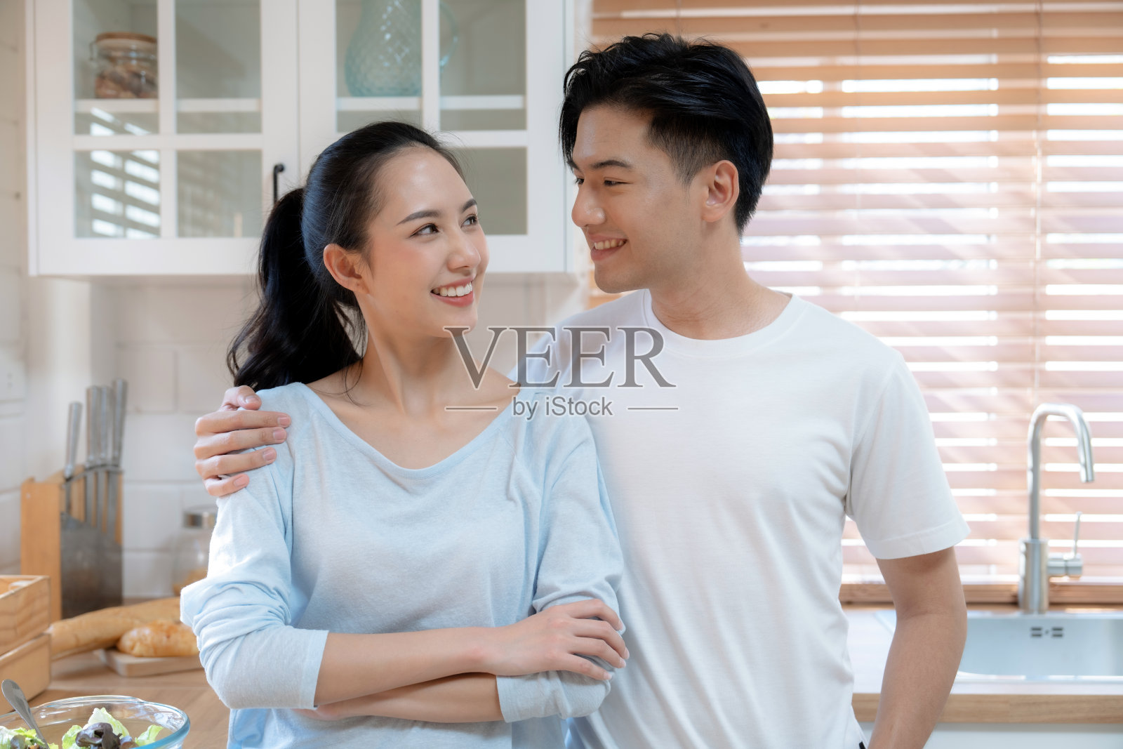 幸福的亚洲夫妇拥抱和微笑。照片摄影图片