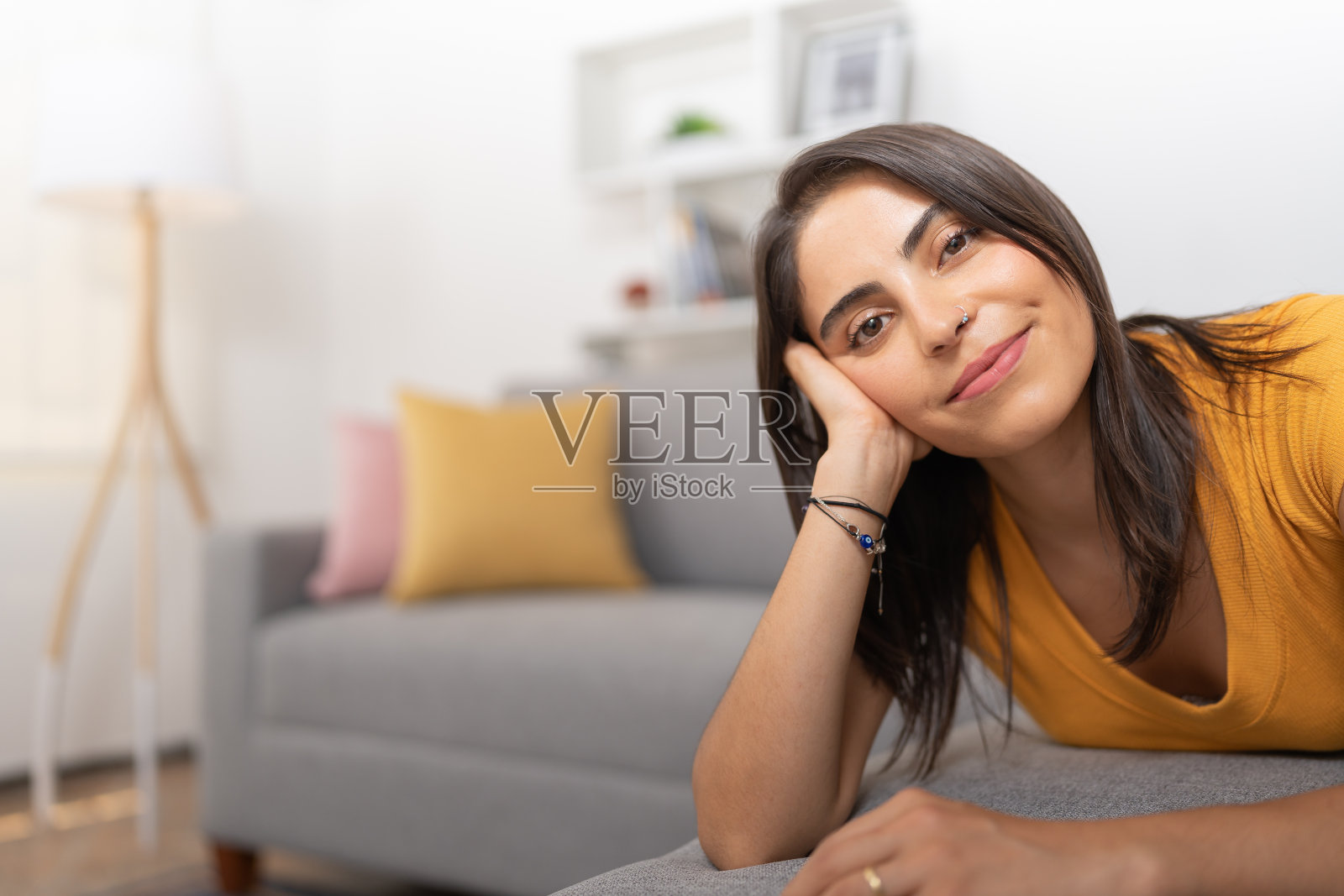 年轻女子，摆出沉思的姿势看着镜头照片摄影图片