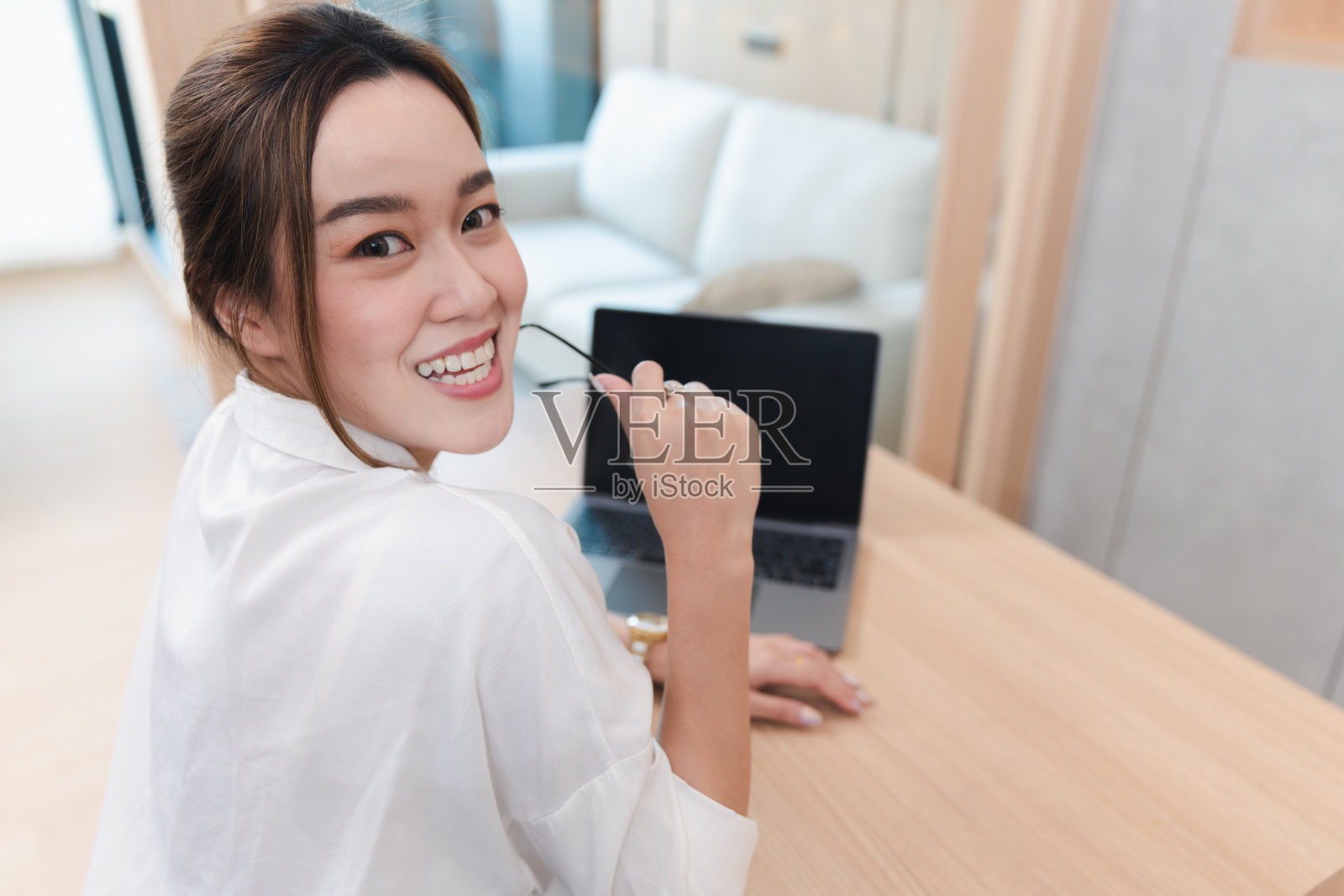 微笑的年轻亚洲职业妇女或女商人与电脑笔记本电脑在办公室照片摄影图片