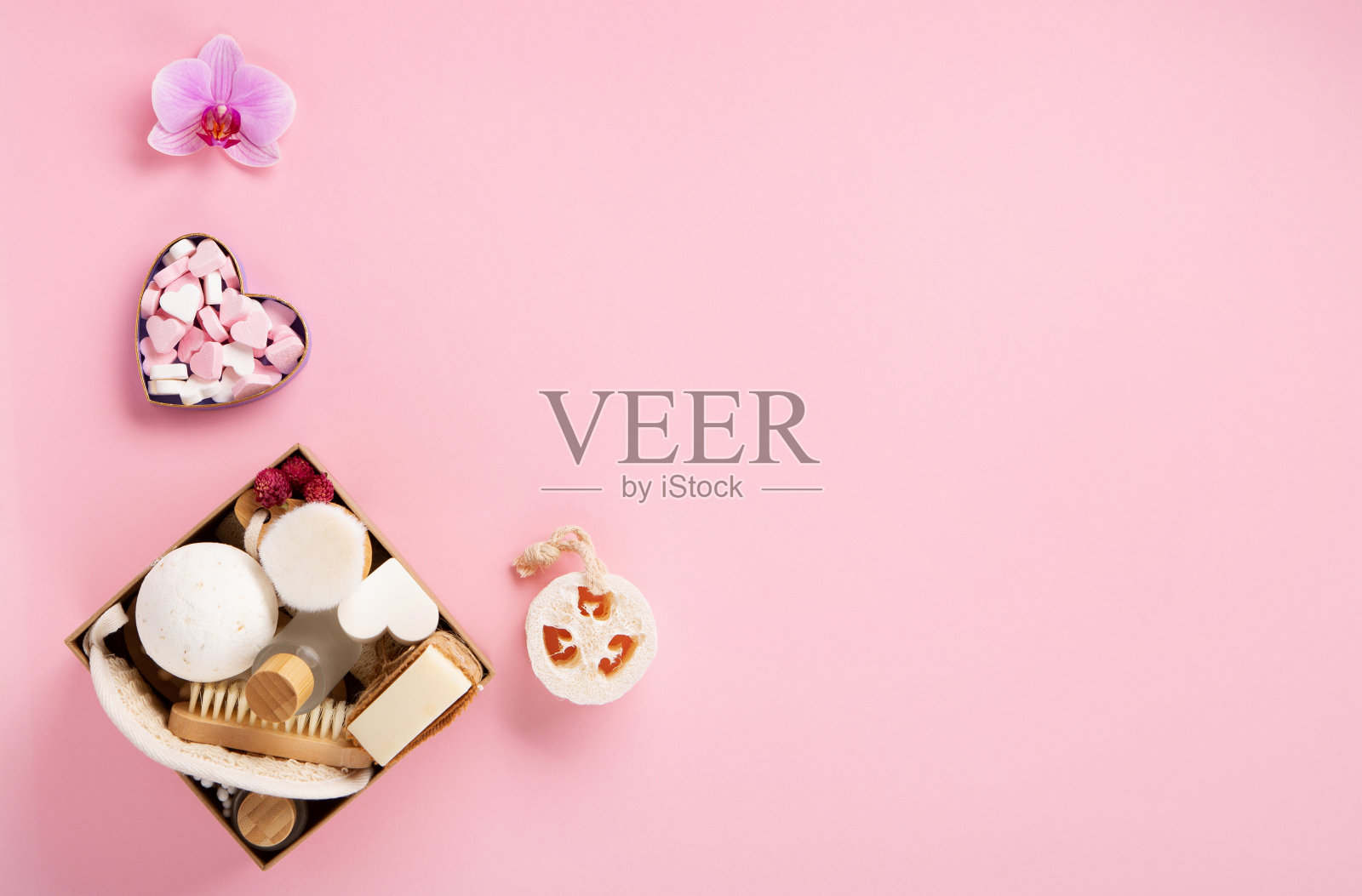 自然环保美容，护肤产品概念。零废物浴室，温泉配件在粉红色的背景。照片摄影图片