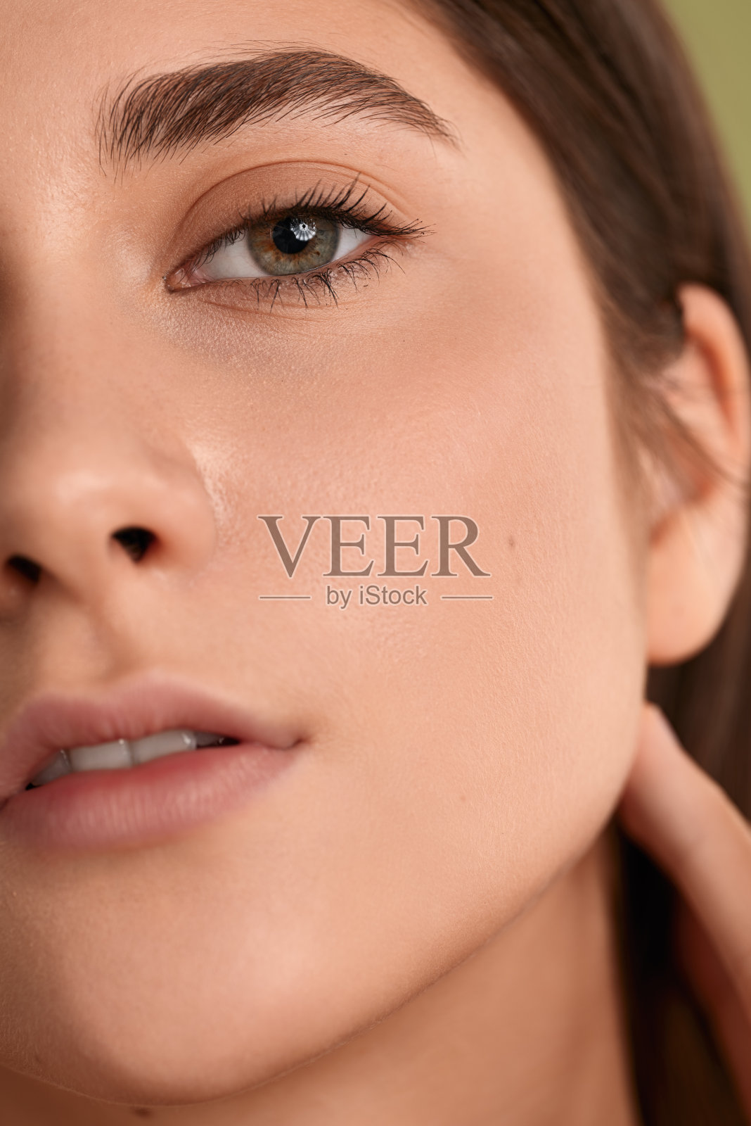 农作物自信的女人与自然妆容看着相机照片摄影图片