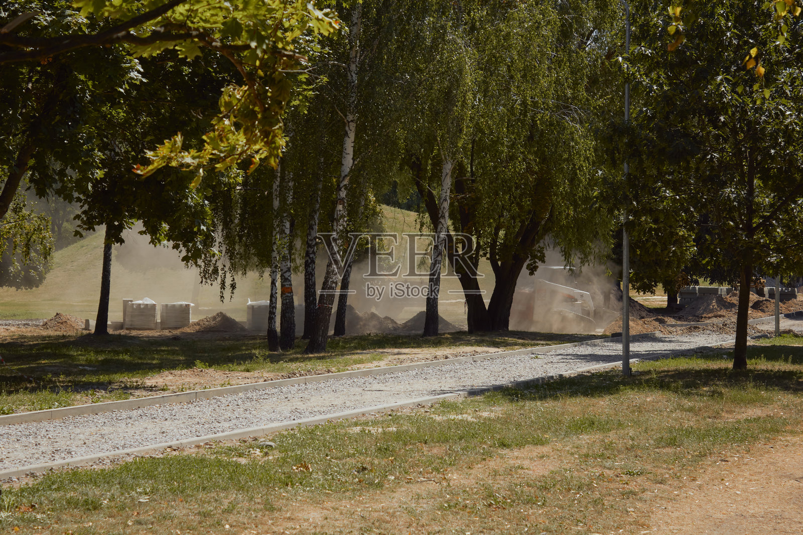 公园建筑工地的花粉。为人们铺设步行区。准备放萝卜。照片摄影图片