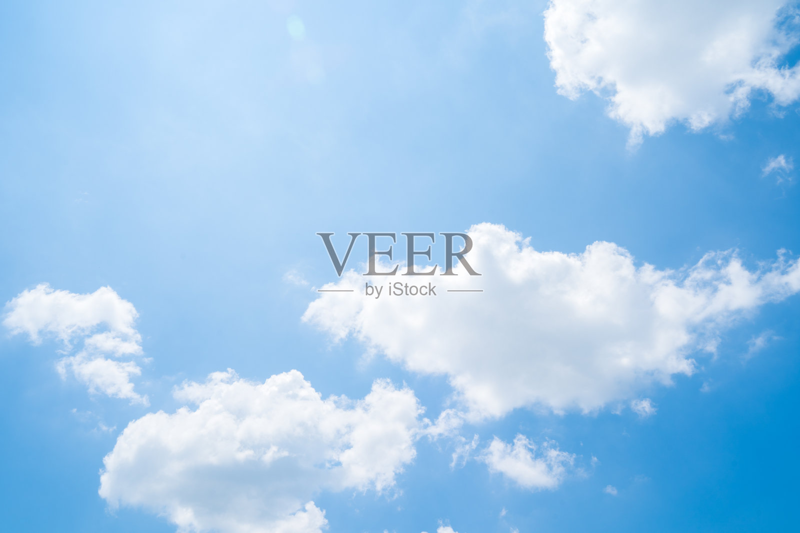 日出时蓝天白云的美丽景色。部分多云。背景云夏。云的夏天。日落时天空云清。自然的天空电影美丽的黄色和白色纹理的背景照片摄影图片