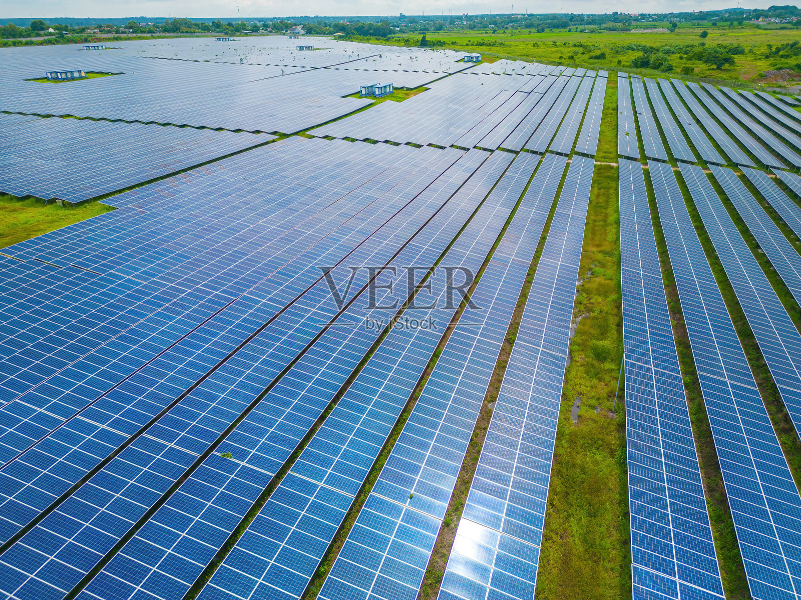 农场太阳能电池板的俯视图。替代电力来源。太阳能电池板吸收阳光作为能源来发电，创造可持续能源照片摄影图片