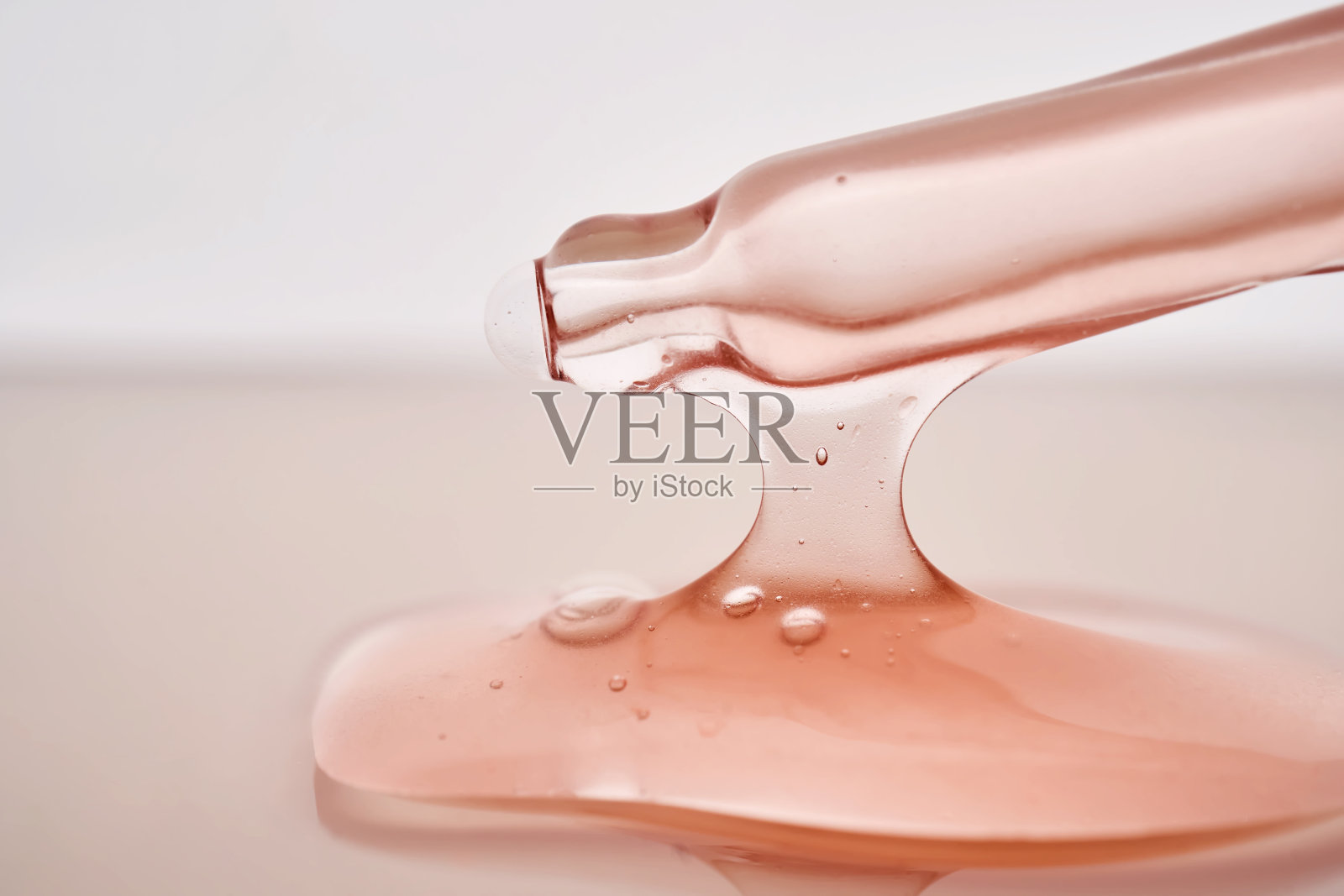 移液管有粘稠的粉红色化妆品特写。照片摄影图片