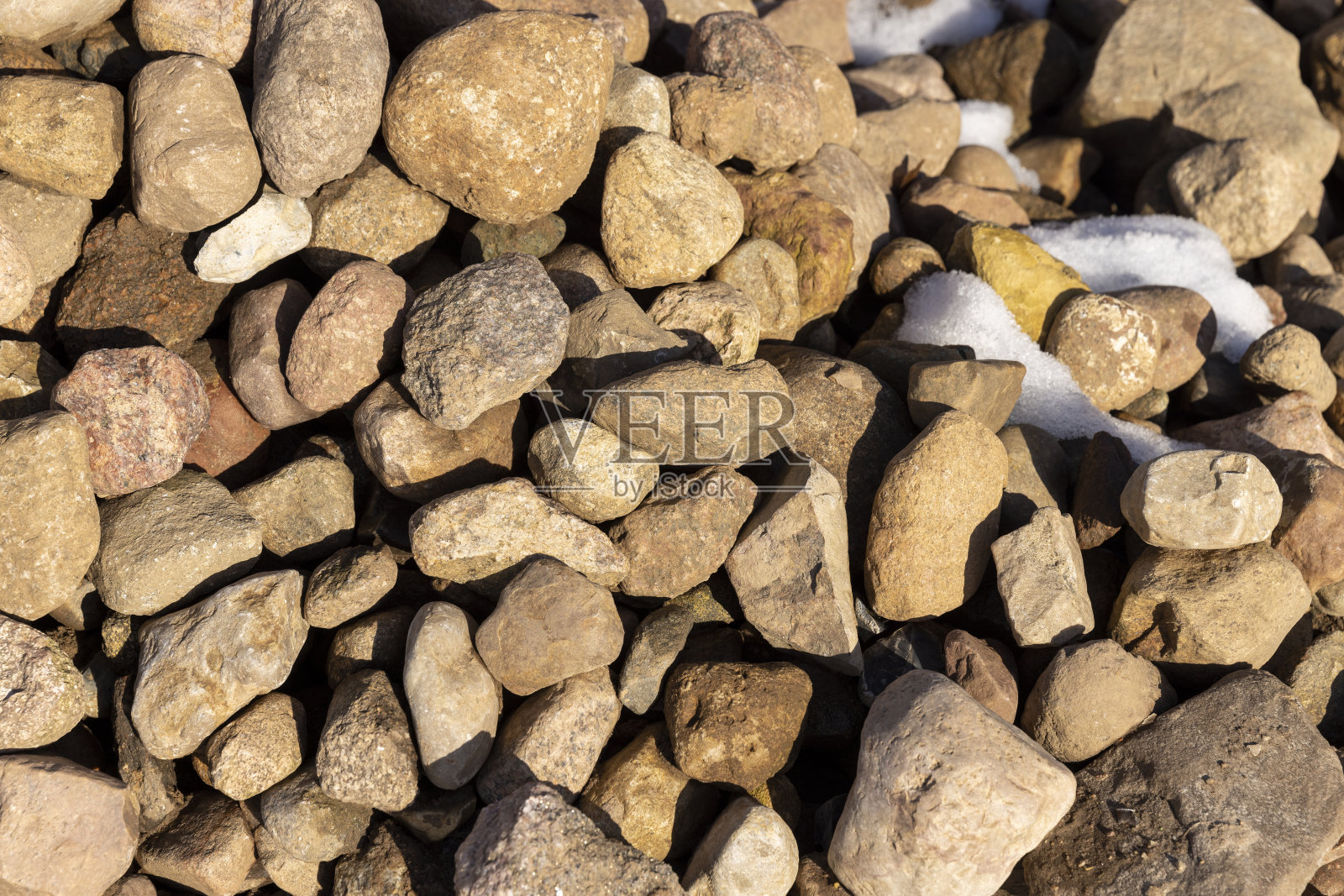 为播种而清理出地后收集的一堆石头照片摄影图片