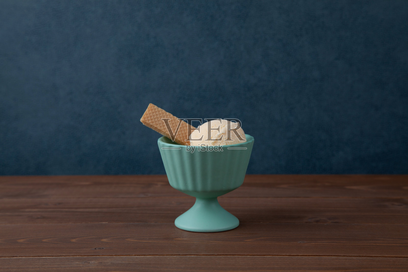 冰淇淋和威化在甜点杯隔离在木桌上照片摄影图片