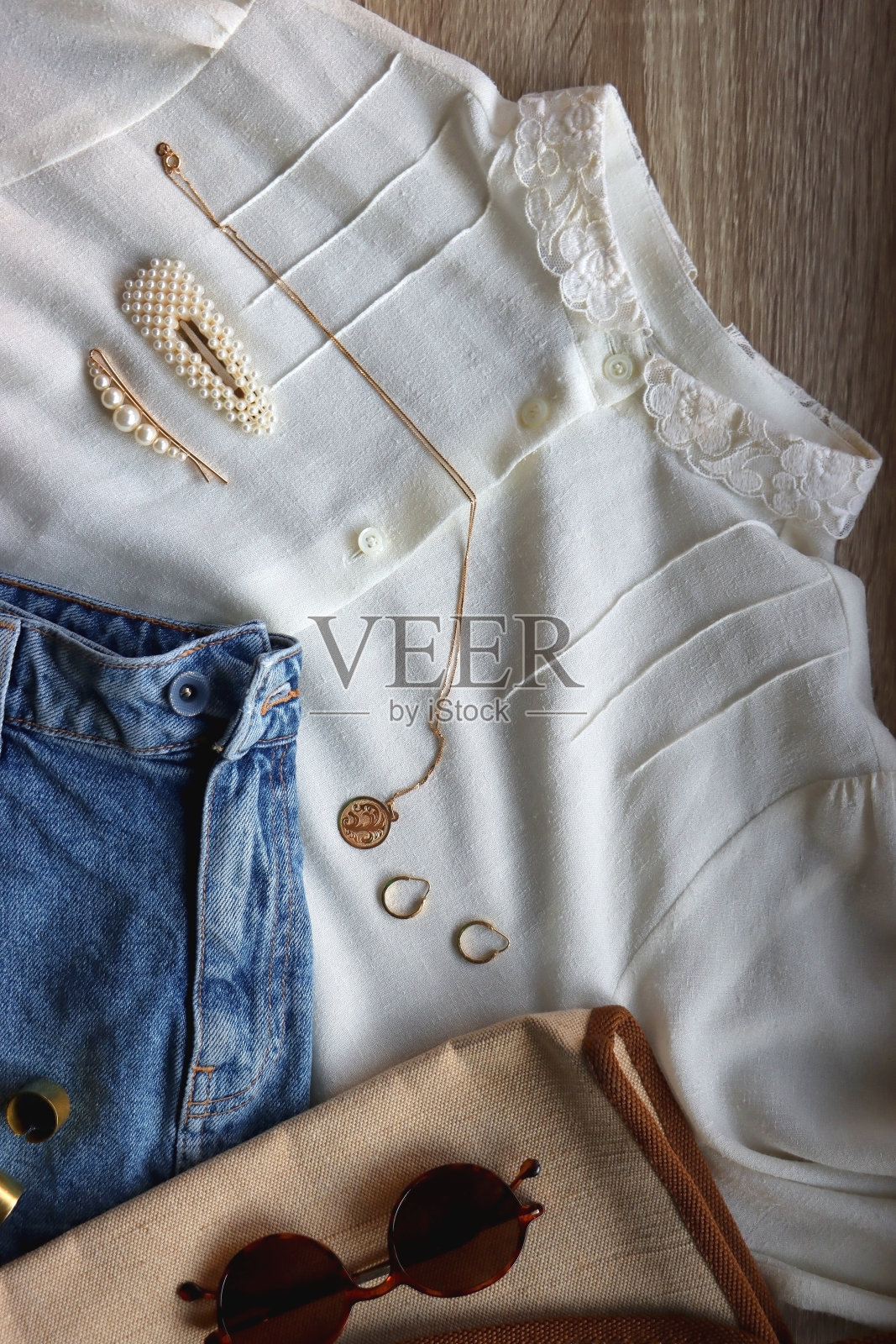 白衬衫，牛仔裙及配件照片摄影图片