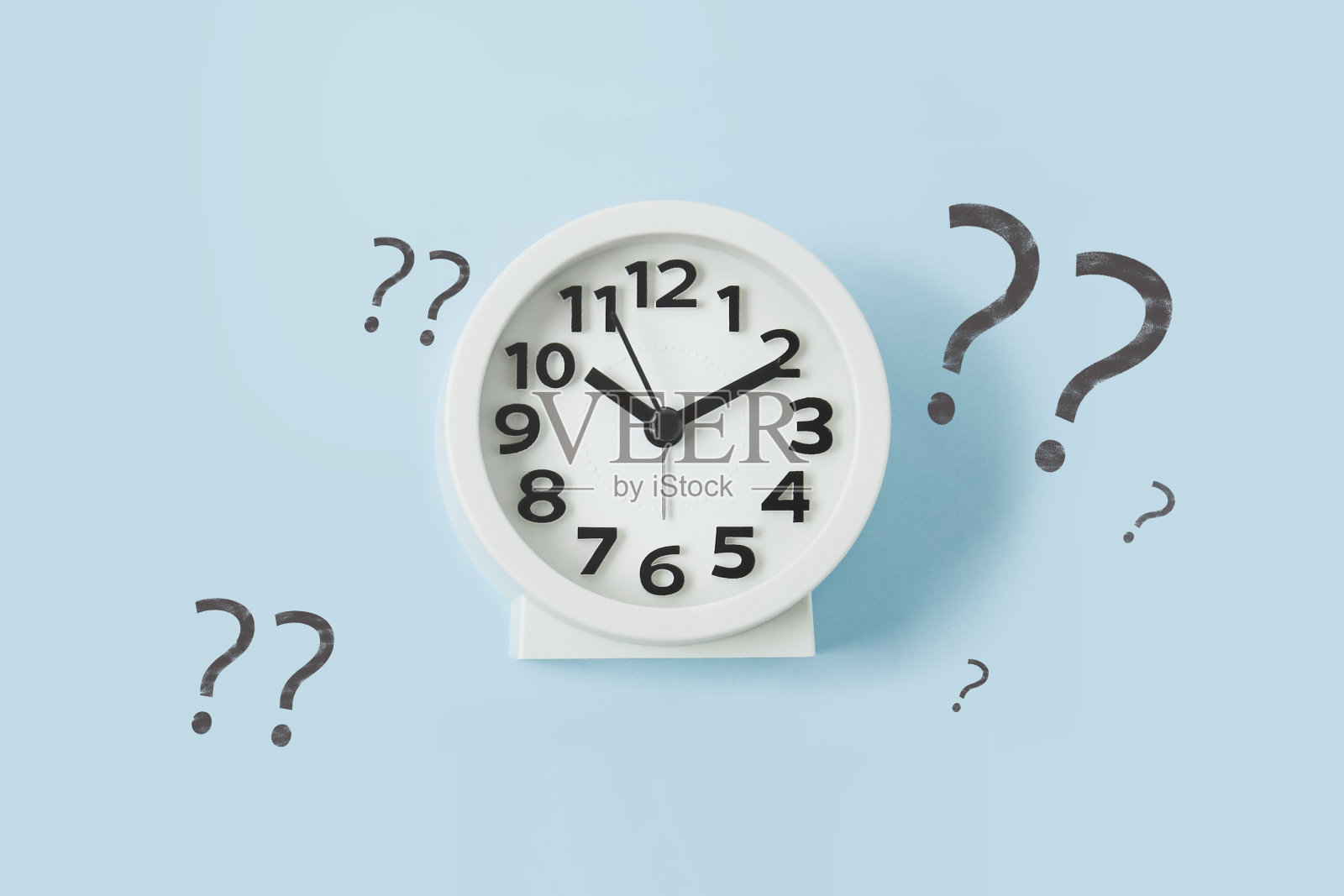 提高时间和生产力。浅蓝色背景上的白色时钟。照片摄影图片