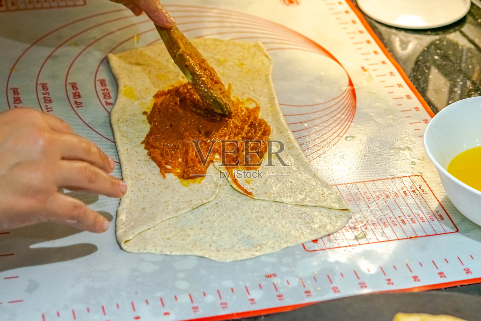 自制的madjebs或填充面饼准备。照片摄影图片