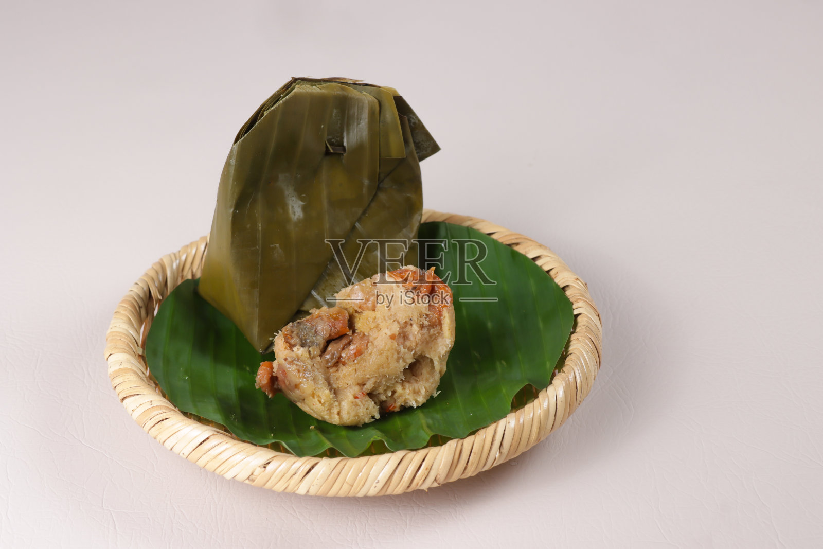 芭蕉叶包裹的Bothok Urang或Botok Udang。照片摄影图片